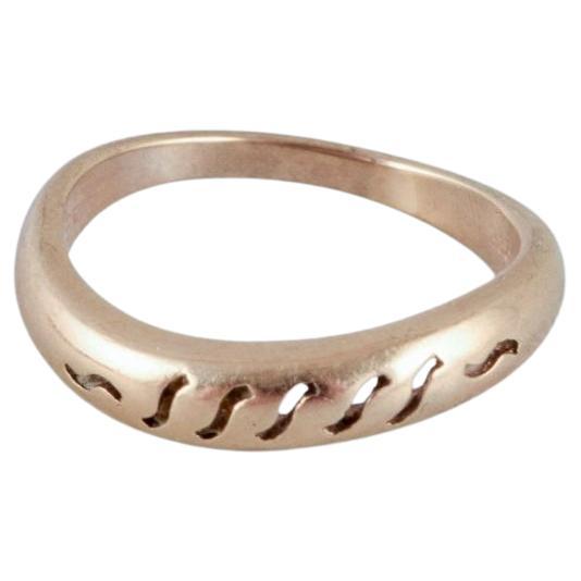 8-karat gold ring in a modernist design. Mid-20th century. For Sale