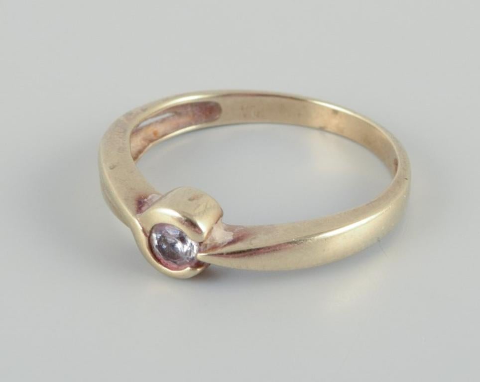 Ring aus 8-karätigem Gold, verziert mit einem kleinen Diamanten. Modernistisches Design.
Mitte des 20. Jahrhunderts.
Undeutlich gestempelt.
In ausgezeichnetem Zustand.
Ringgröße: 17 mm. (US ca. 7)
