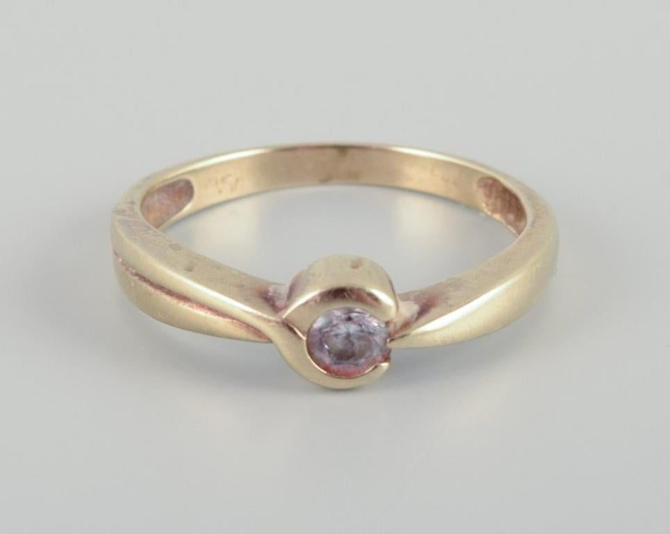 Moderne Bague en or 8 carats avec un petit diamant. Design/One. Milieu du 20e siècle. en vente