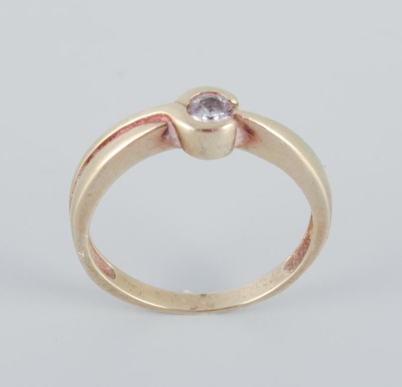 8-karat gold ring with a small diamond. Modernist design. Mid-20th C. In Excellent Condition For Sale In bronshoj, DK