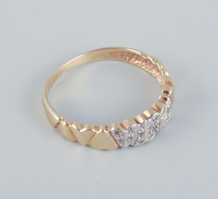 Bague en or 8 carats avec de nombreux petits diamants dans un design moderniste.
Milieu du 20e siècle.
Marque de fabrique : BEE.
En parfait état.
Taille de l'anneau : 17 mm. (US approx. 7)

