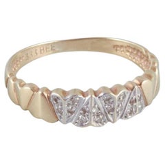 Retro 8-karat gold ring with numerous small diamonds in modernist design.