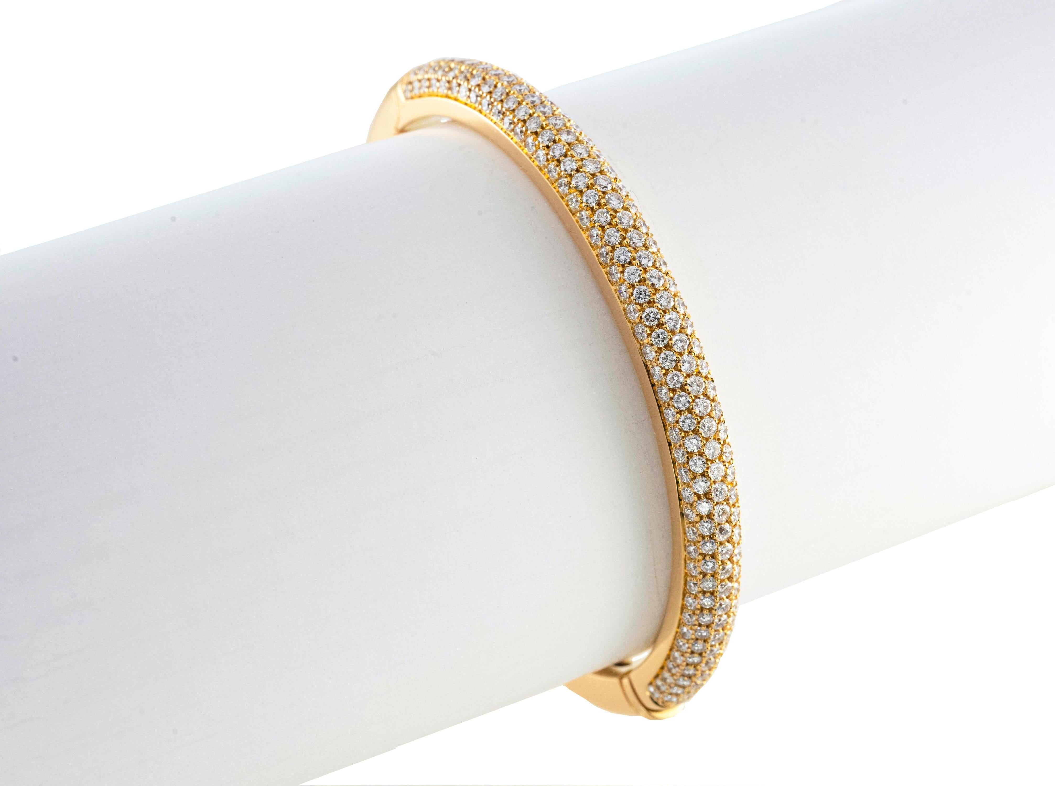 Taille ronde Bracelet jonc en or rose massif 18 carats et diamants pavés de 3,77 carats en vente