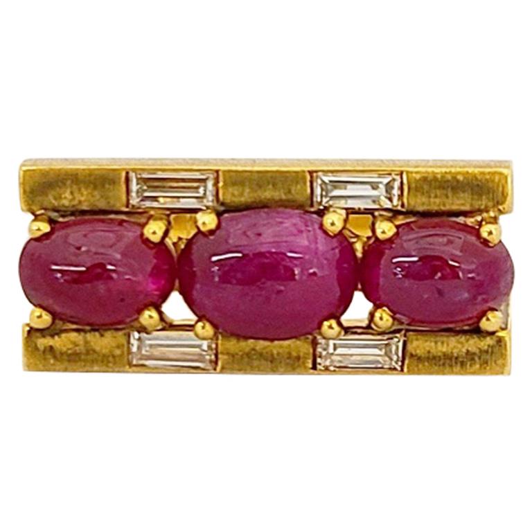 18 Karat Yellow Gold 3.80 Carat Cabochon Ruby and Baguette Diamond Ring For Sale
