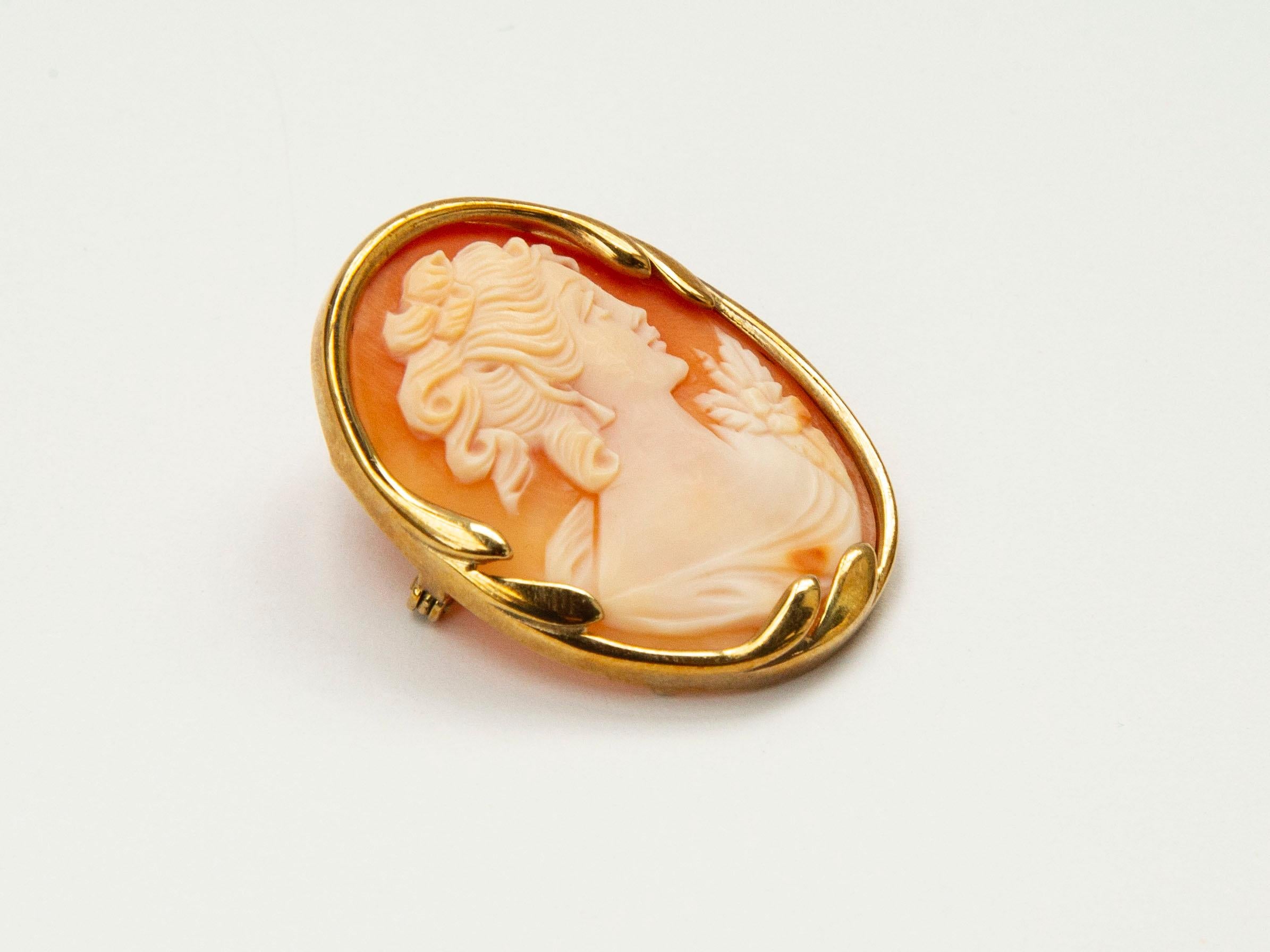 Retro 8 Karat Yellow Gold and Shell Cameo  Pendant / Brooch For Sale