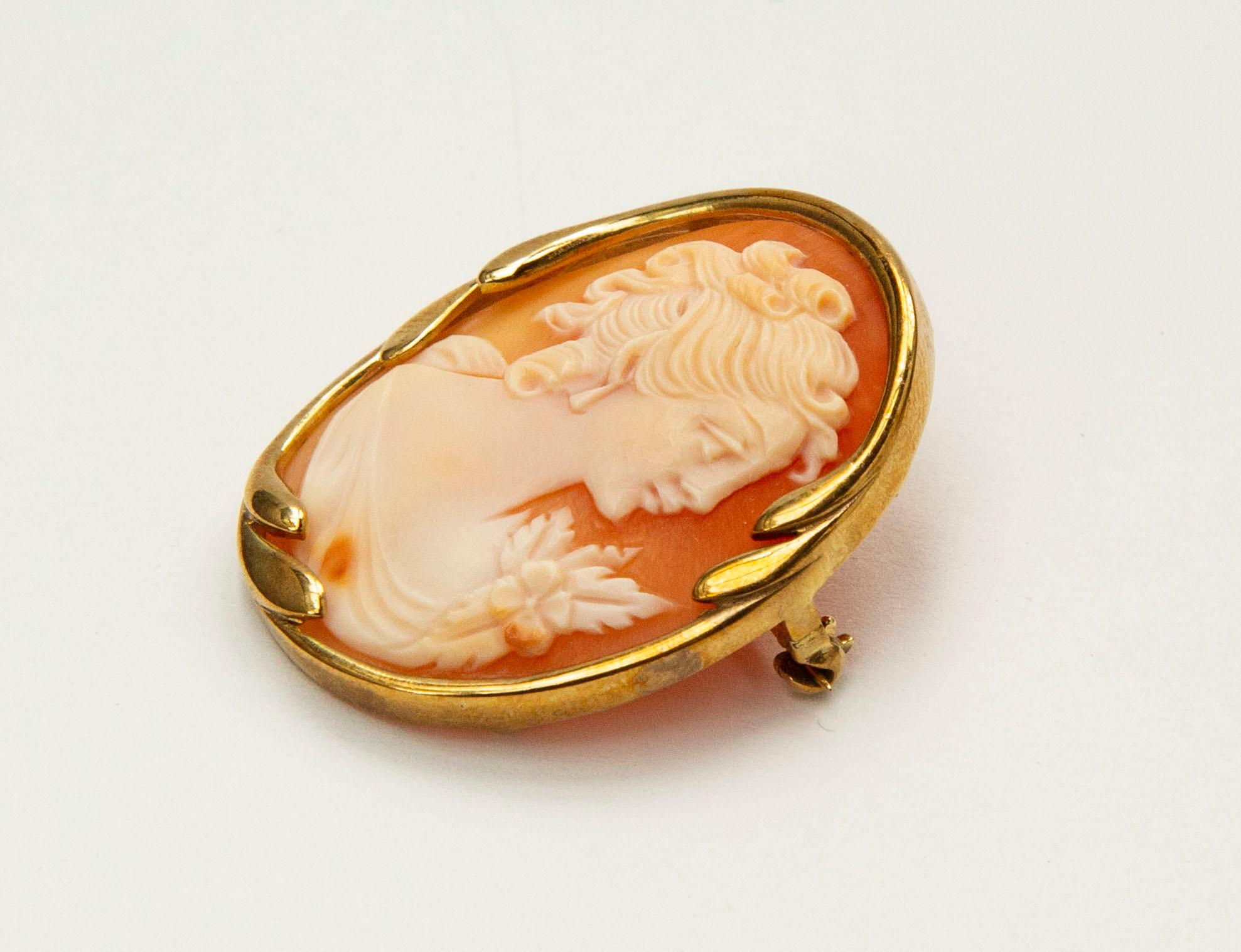 8 Karat Yellow Gold and Shell Cameo  Pendant / Brooch In Good Condition For Sale In Arnhem, NL