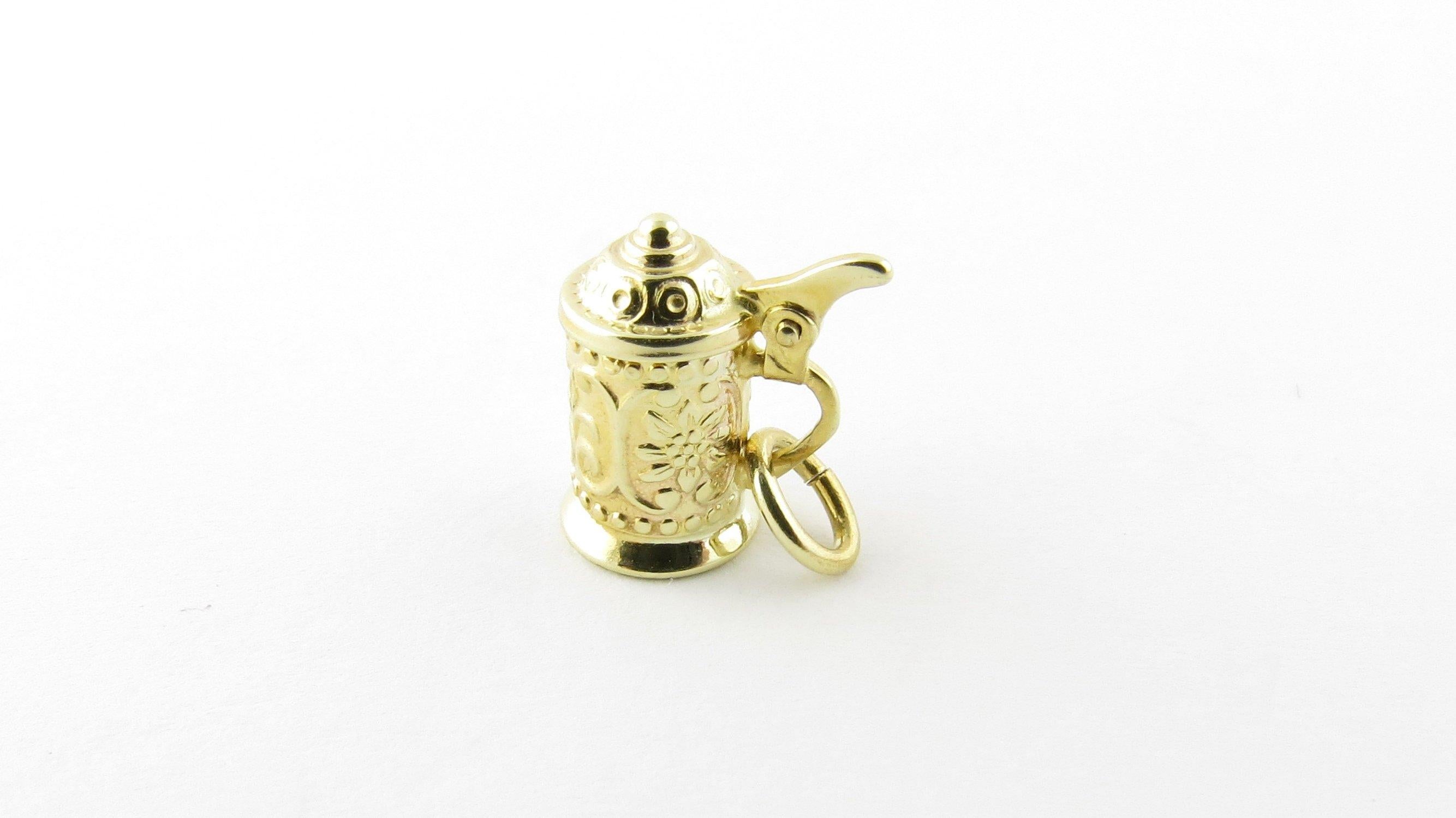 Vintage 8 Karat Yellow Gold Articulated Beer Stein Charm-Cheers! This 3D articulated charm features a miniature beer stein with hinged lid meticulously detailed in 8K yellow gold.
Size: 12 mm x 11 mm (actual charm) Weight: 0.3 dwt. / 0.6 gr.