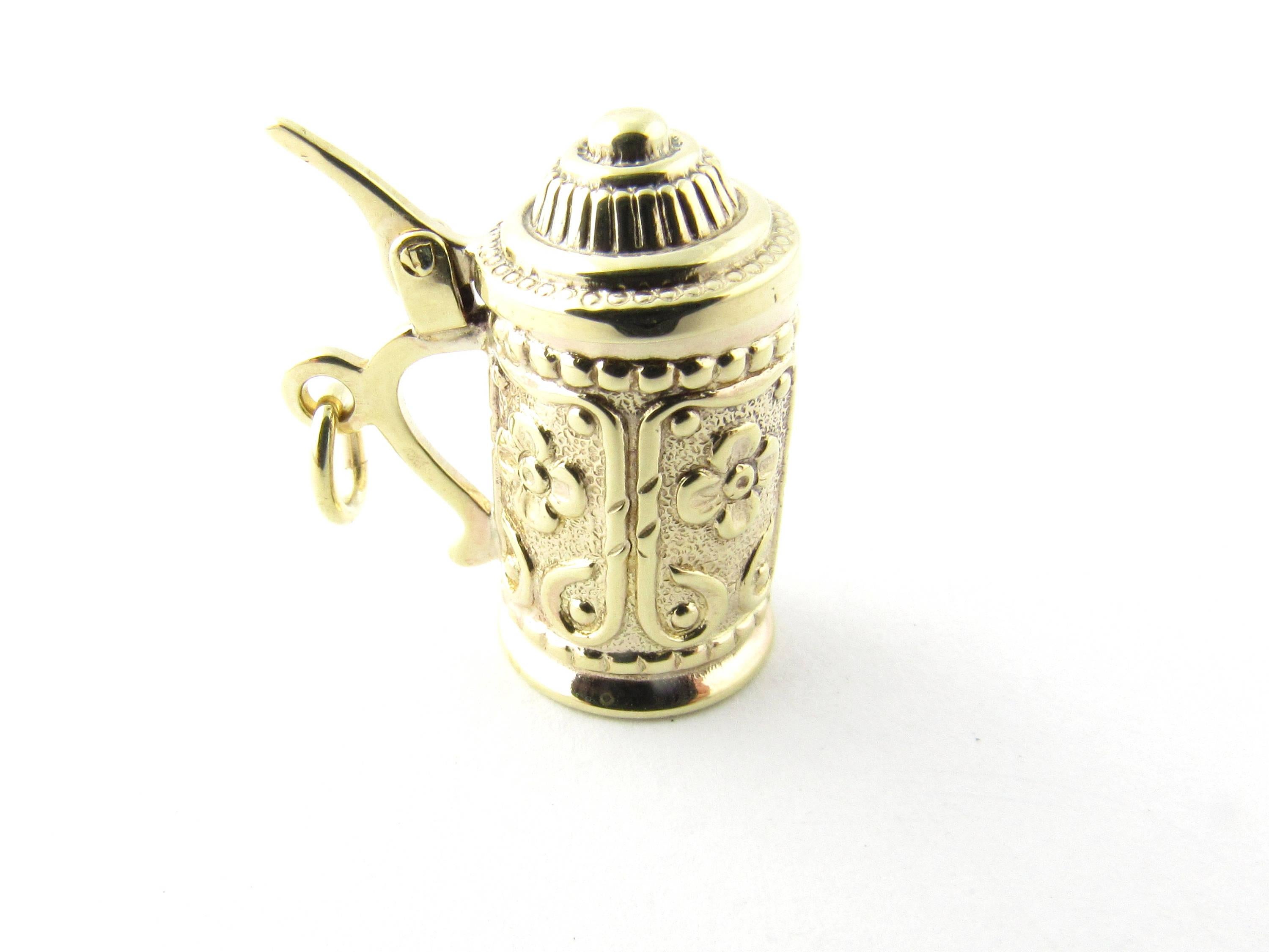 Vintage 8 Karat Yellow Gold Beer Stein Charm-

Raise your glasses!

This lovely charm features a 3D beer stein with hinged lid. Decorated with a lovely floral design.

Size: 21 mm x 18 mm (actual charm)

Weight: 1.6 dwt. / 2.5 gr.

Hallmark: