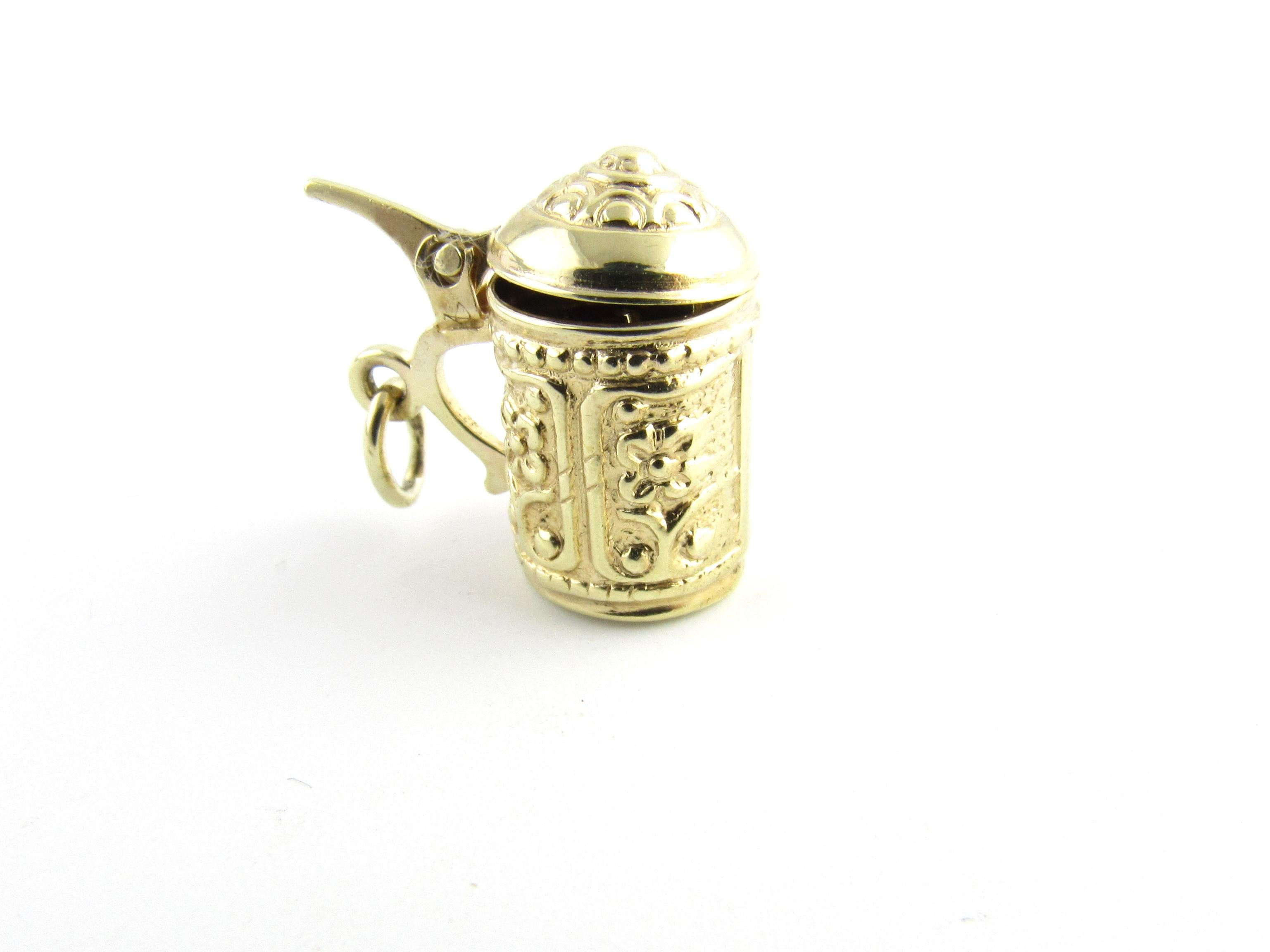 Vintage 8 Karat Yellow Gold Beer Stein Charm

Cheers!

This lovely 3D charm with hinged lid is crafted in beautifully detailed 8K yellow gold.

Size: 18 mm x 17 mm

Weight: 1.4 dwt. / 2.2 gr.

Stamped: 333

Very good condition, professionally