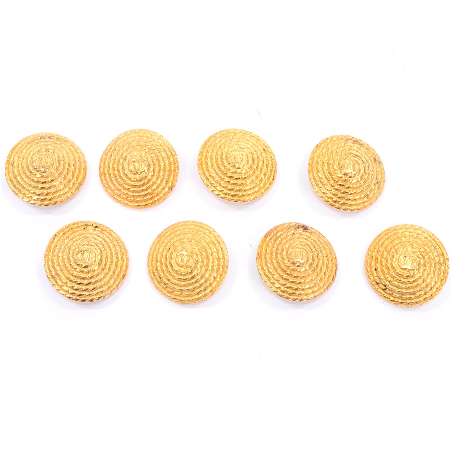 8 Large Vintage Chanel Buttons in Gold W CC Monogram in twisted rope design In Good Condition In Portland, OR