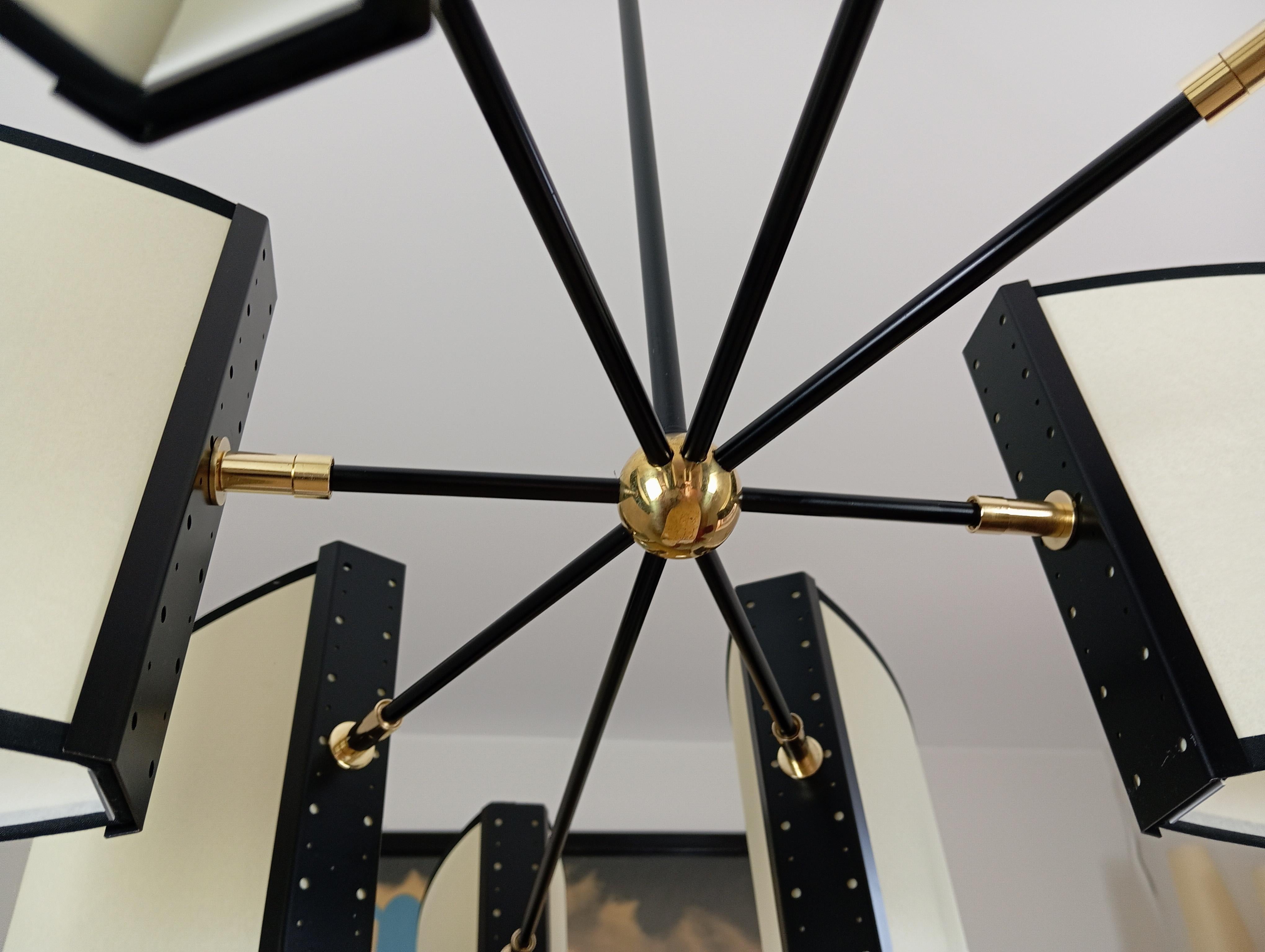 Laiton Lustre à 8 lumières Maison Lunel circa 1950