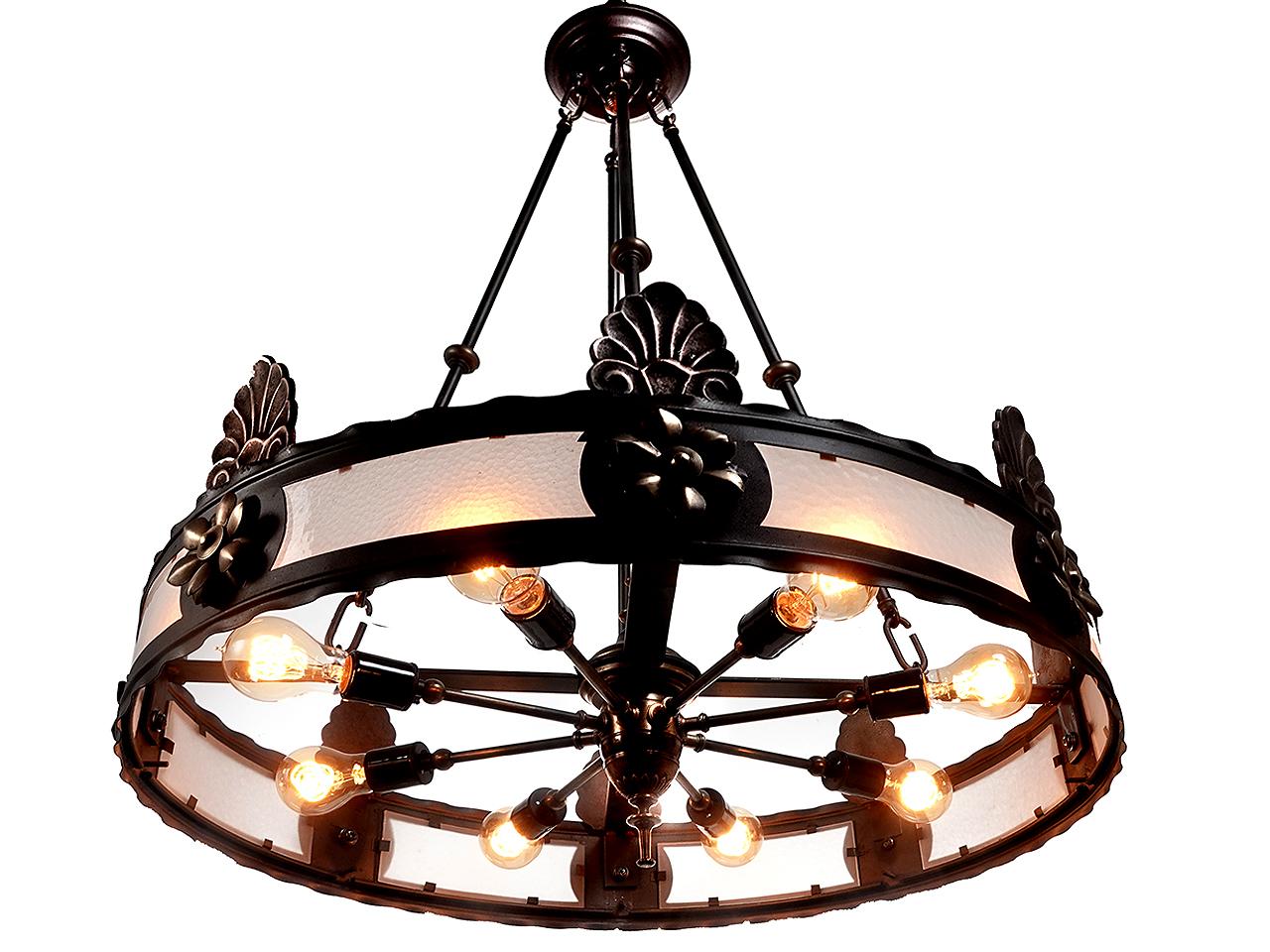 Si tratta di un lampadario ad anello o a cerchio Art Deco ben rifinito. È illuminato da otto lampadine E26. Ogni lampadina termina illuminando un pannello di vetro smerigliato e ghiacciato nell'anello da 28 pollici. Tutto è stato ricablato e