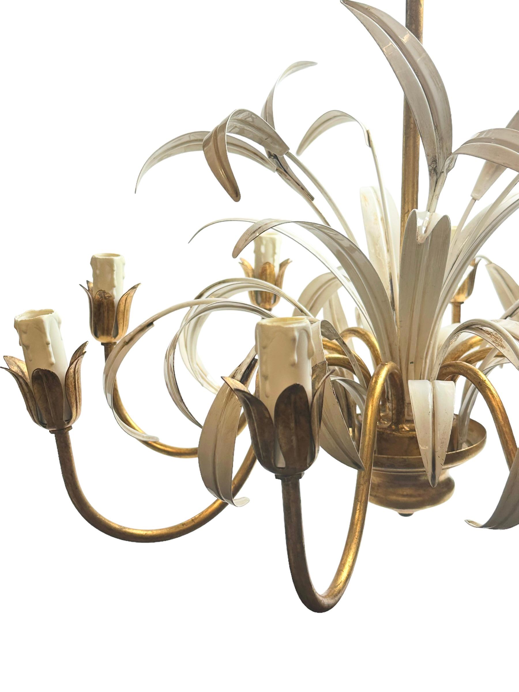 8-Licht-Kronleuchter aus vergoldetem Metall mit Schilfblatt, Tole Toleware, Coco Chanel-Stil, Italien (Hollywood Regency) im Angebot