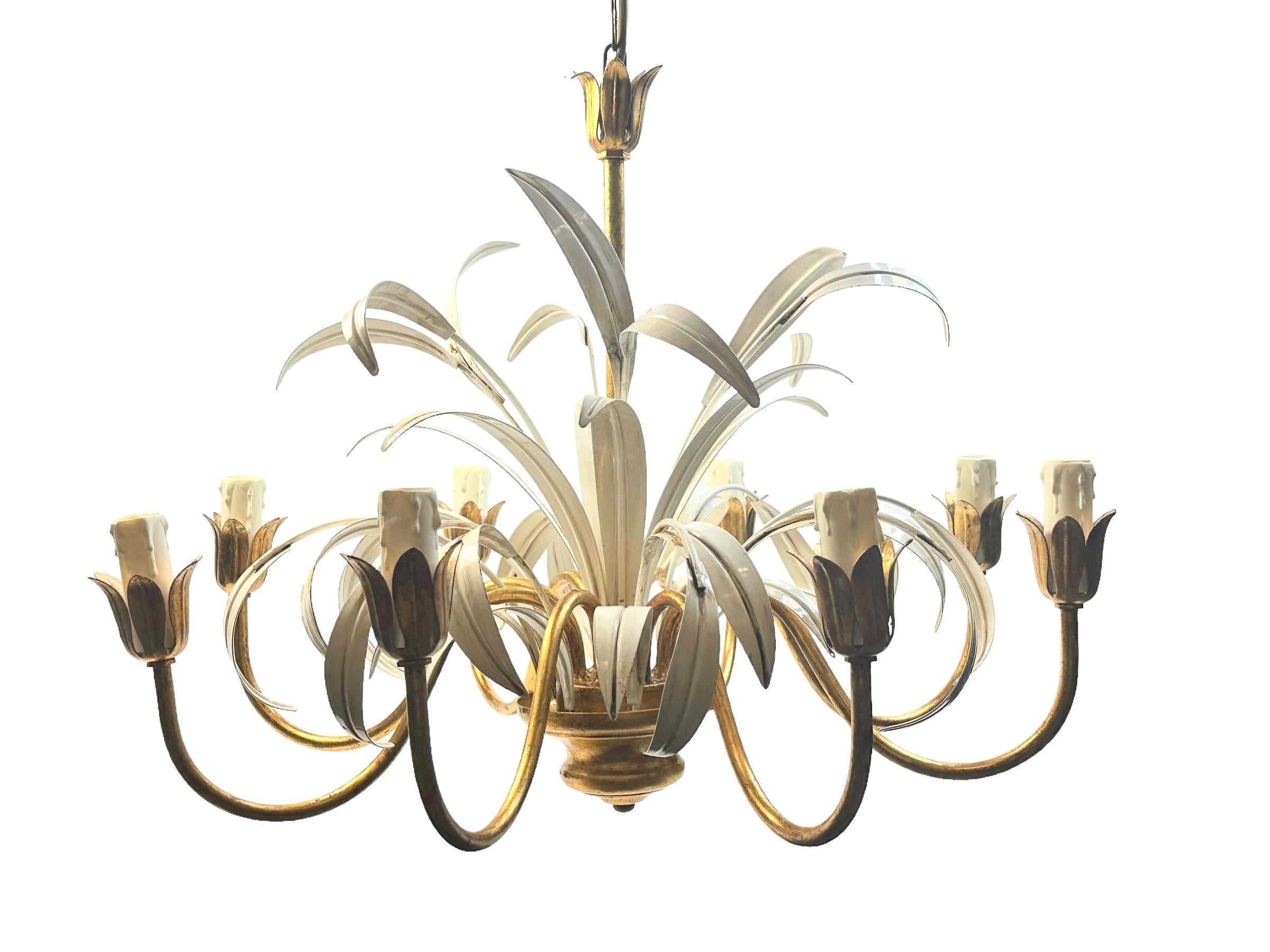 italien Lustre à 8 lumières en métal doré à feuilles de roseau Tole Toleware style Coco Chanel, Italie en vente
