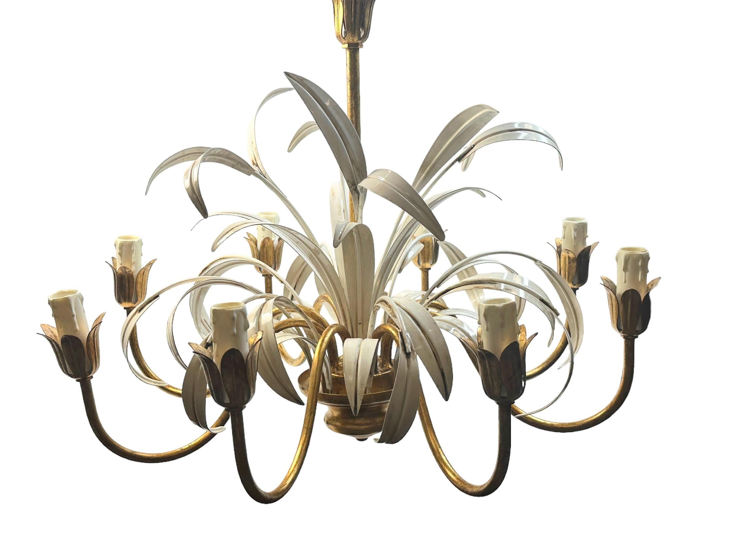 Doré Lustre à 8 lumières en métal doré à feuilles de roseau Tole Toleware style Coco Chanel, Italie en vente