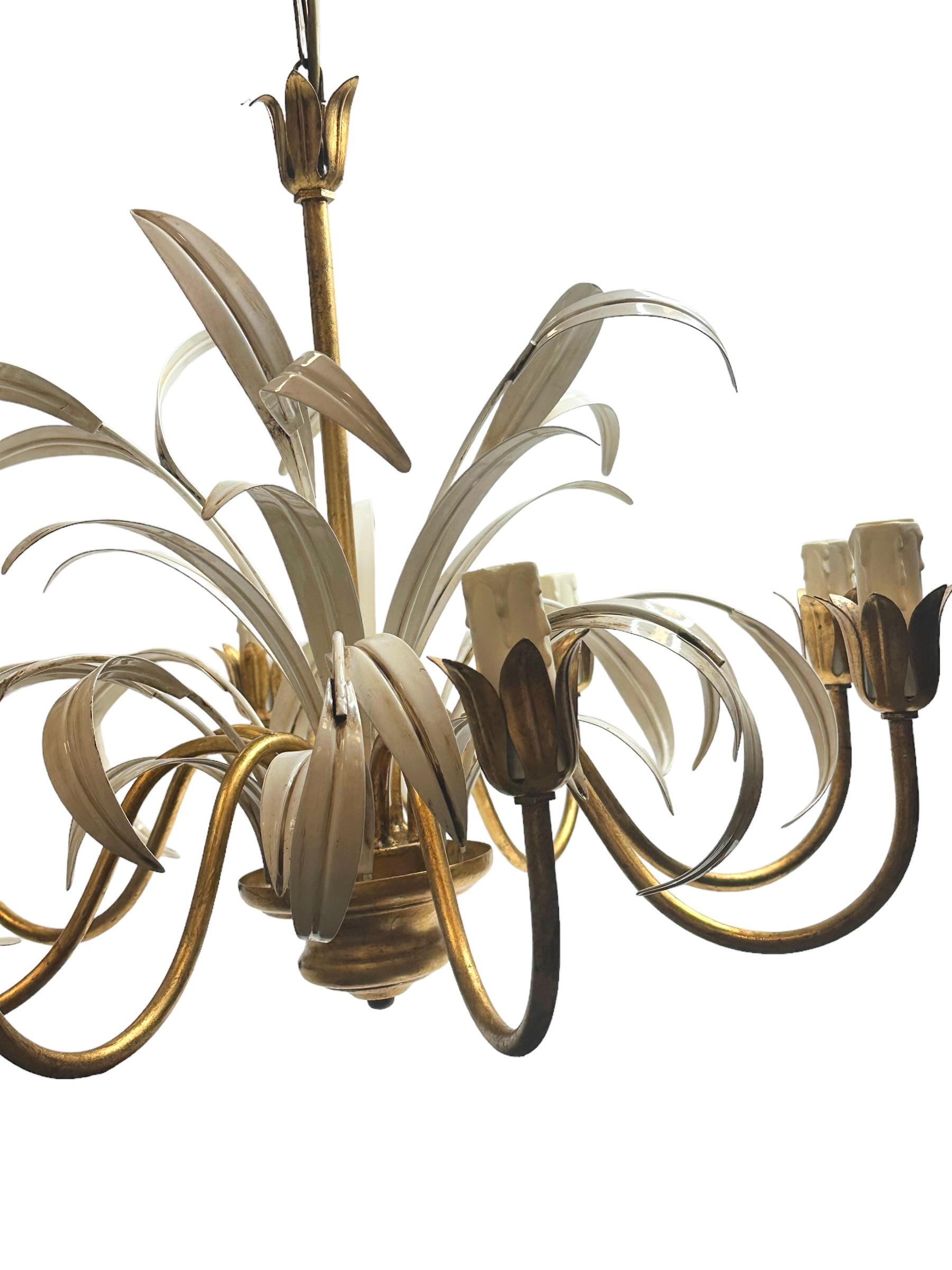 Lustre à 8 lumières en métal doré à feuilles de roseau Tole Toleware style Coco Chanel, Italie Bon état - En vente à Nuernberg, DE