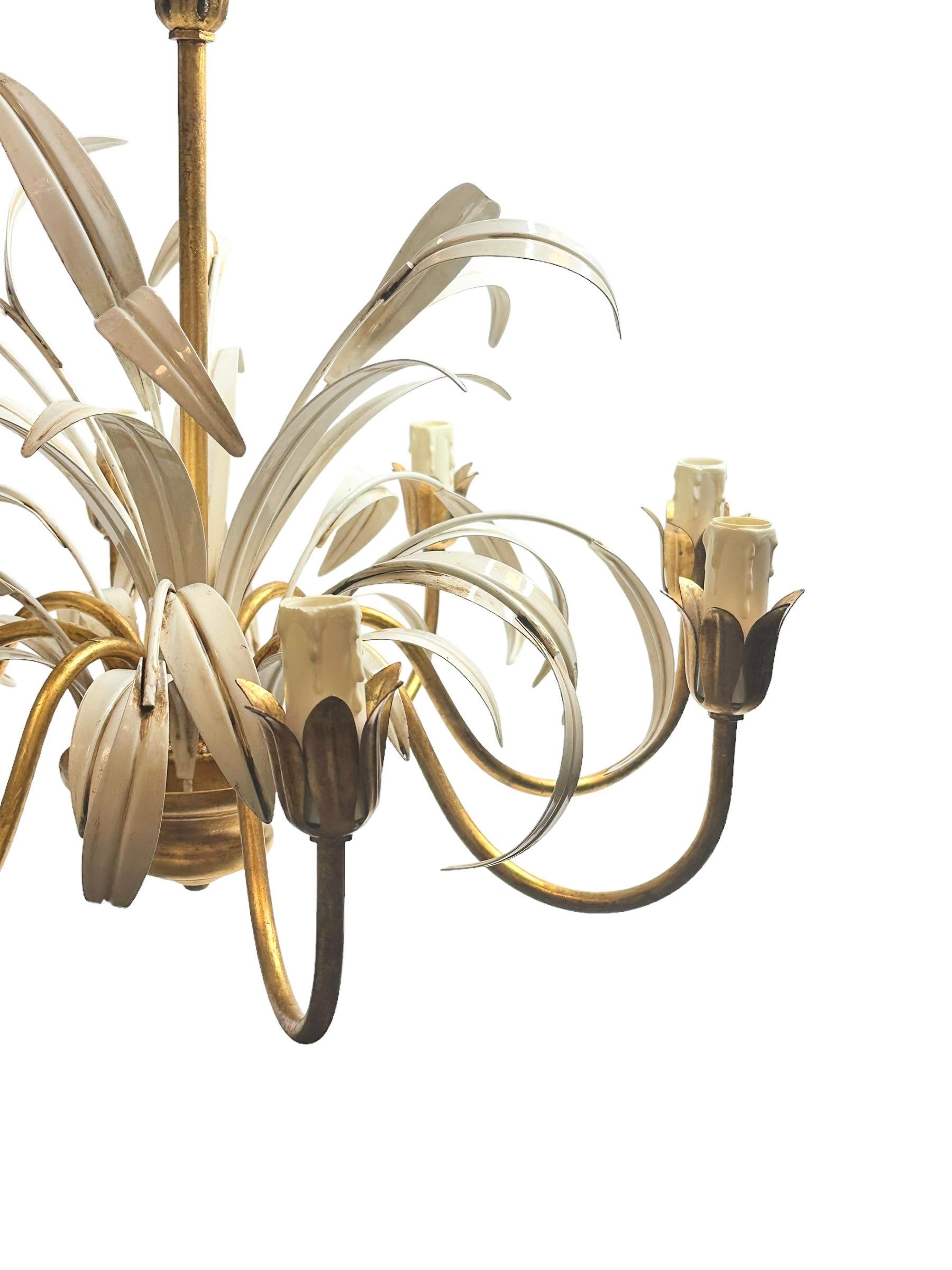 Milieu du XXe siècle Lustre à 8 lumières en métal doré à feuilles de roseau Tole Toleware style Coco Chanel, Italie en vente