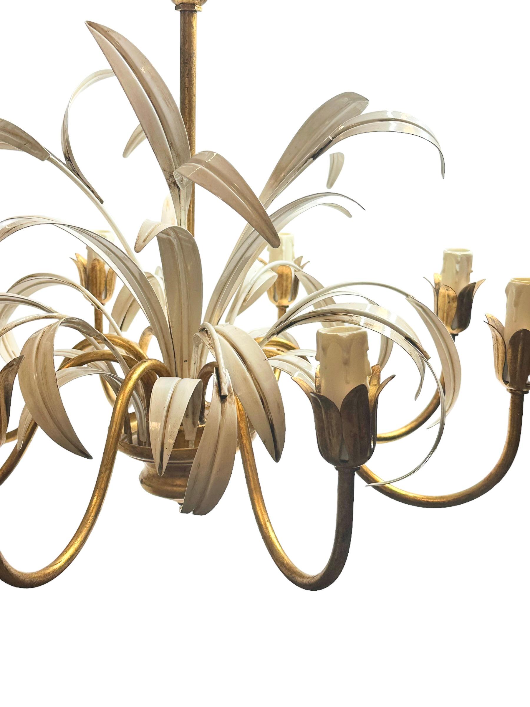 Métal Lustre à 8 lumières en métal doré à feuilles de roseau Tole Toleware style Coco Chanel, Italie en vente