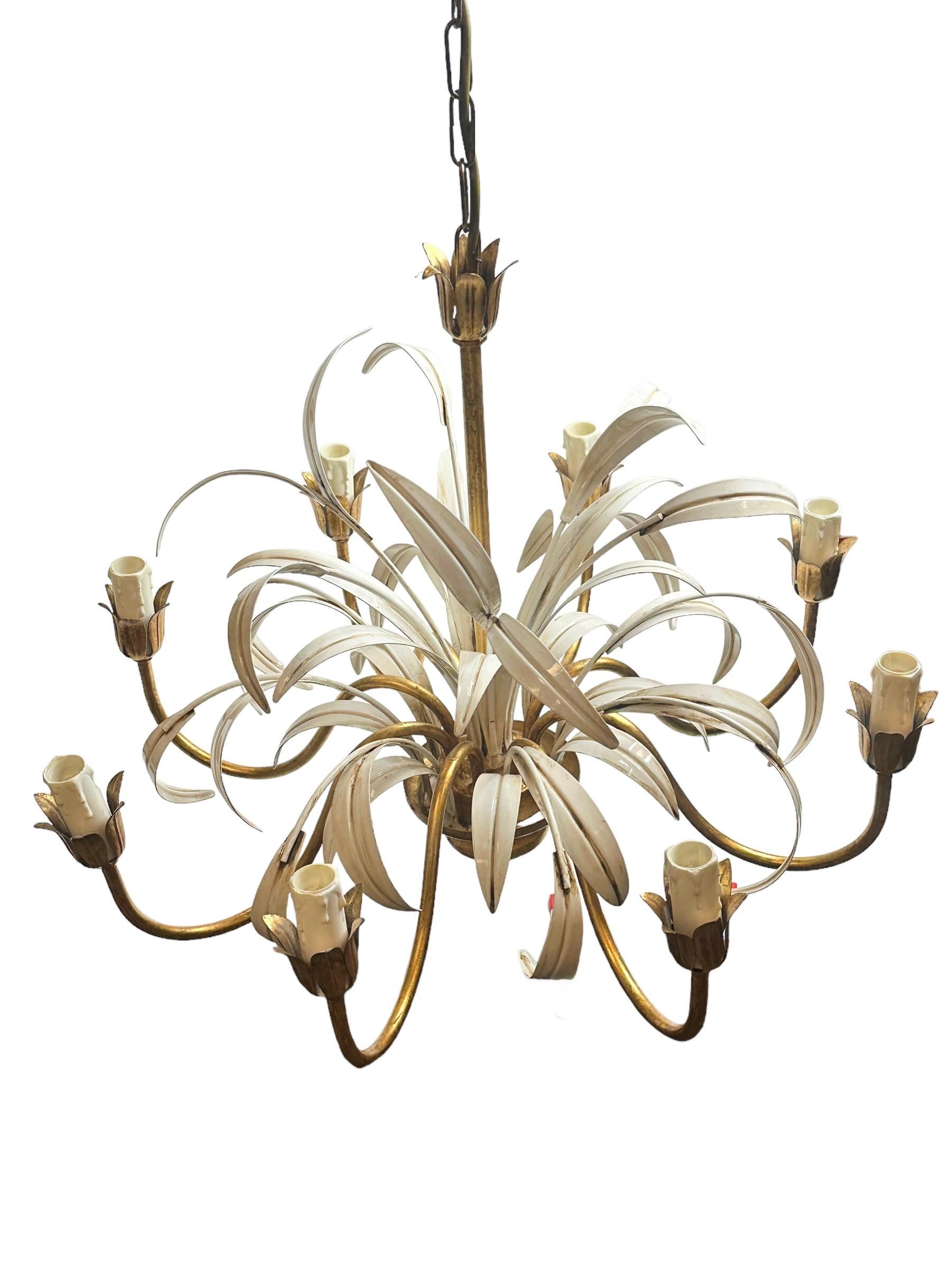 Lustre à 8 lumières en métal doré à feuilles de roseau Tole Toleware style Coco Chanel, Italie en vente 1