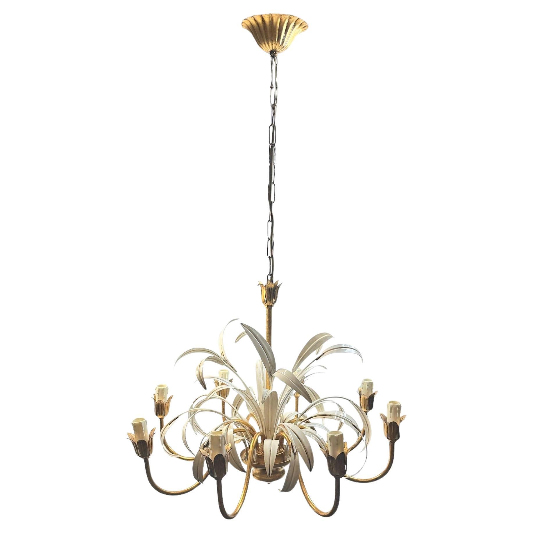 Lustre à 8 lumières en métal doré à feuilles de roseau Tole Toleware style Coco Chanel, Italie en vente