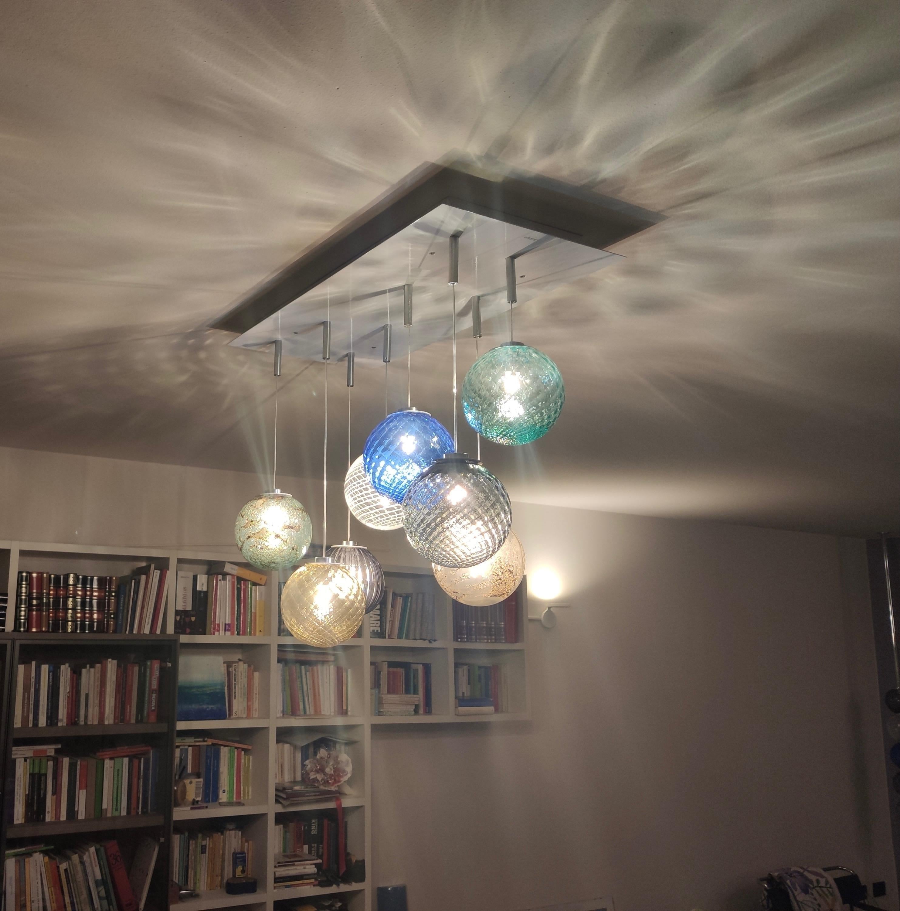 Moderne lustre de plafond à 8 lumières avec des sphères en verre de Murano transparent et coloré en vente