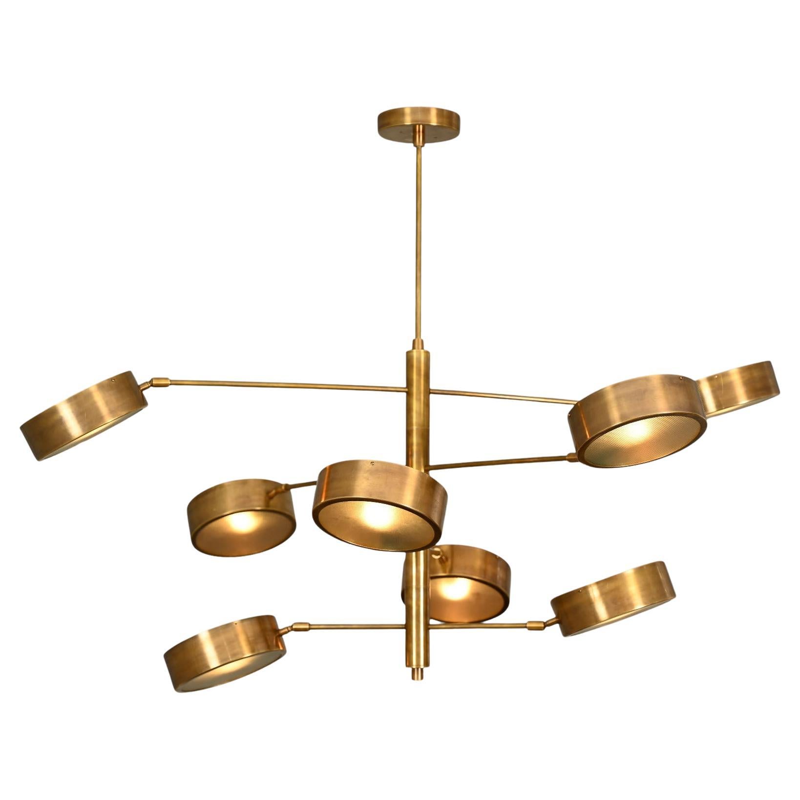 Audacieux, ludique 8 Arms  Lustre de style Stilnovo avec une touche d'Alexander Calder ! 

Chaque bras pivote sur 360 degrés. 

L'ombrage bouge et s'ajuste de haut en bas . 

Fabriqué en ,  qualité supérieure  laiton . 

Les deux premiers bras sont 