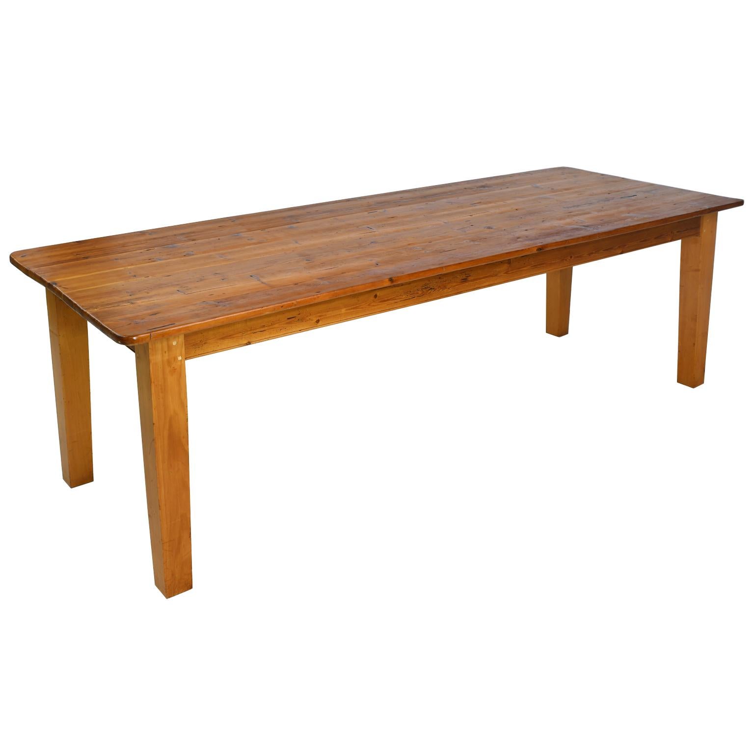 Long English Pine Farmhouse Dining Table with Tapered Legs and Antique Plank Top In Good Condition In Miami, FL