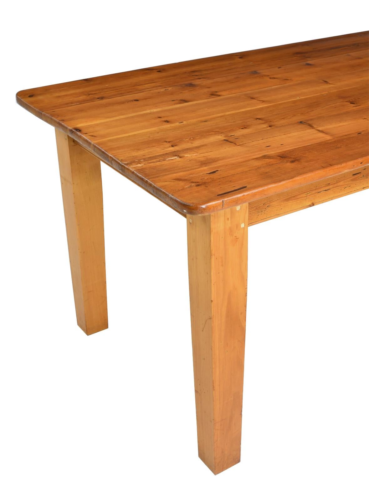 20th Century Long English Pine Farmhouse Dining Table with Tapered Legs and Antique Plank Top