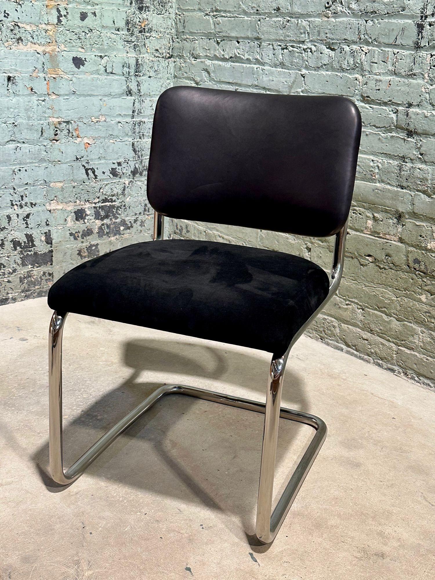 8 Sillas laterales/de comedor Cesca de Marcel Breuer para Knoll, 1980. Respaldos de piel de lámpara de cuero negro con cojín de asiento de ante negro Recién tapizado.
Puedes enviar tu propio COM si estás interesado.
Mide 31