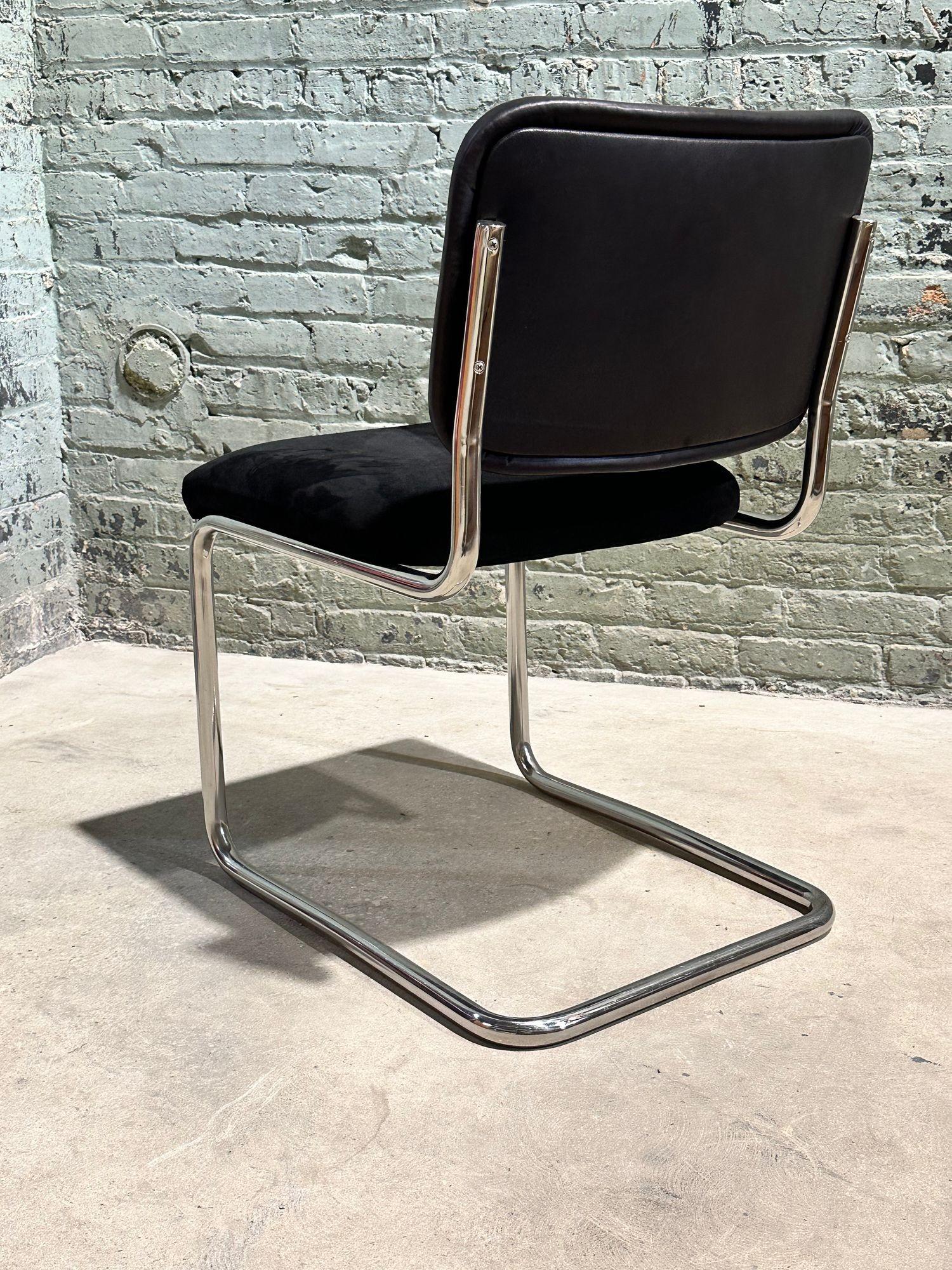 8 Marcel Breuer Sillas laterales/de comedor Cesca de cuero negro y ante para Knoll, 1980 Posmoderno en venta