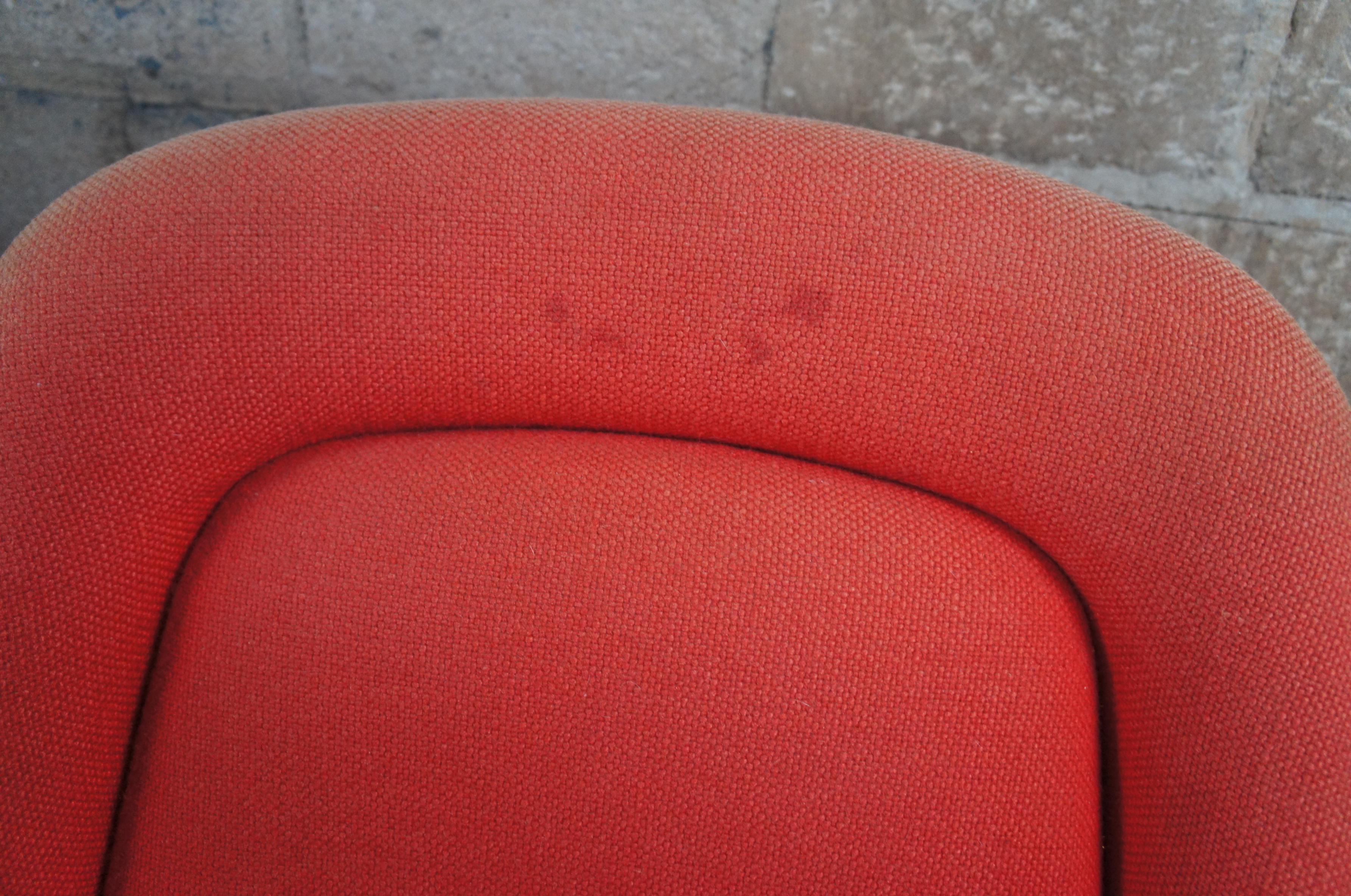 8 chaises de bureau pivotantes en tulipe rouge de style mi-siècle moderne Max Pearson pour Knoll en vente 4