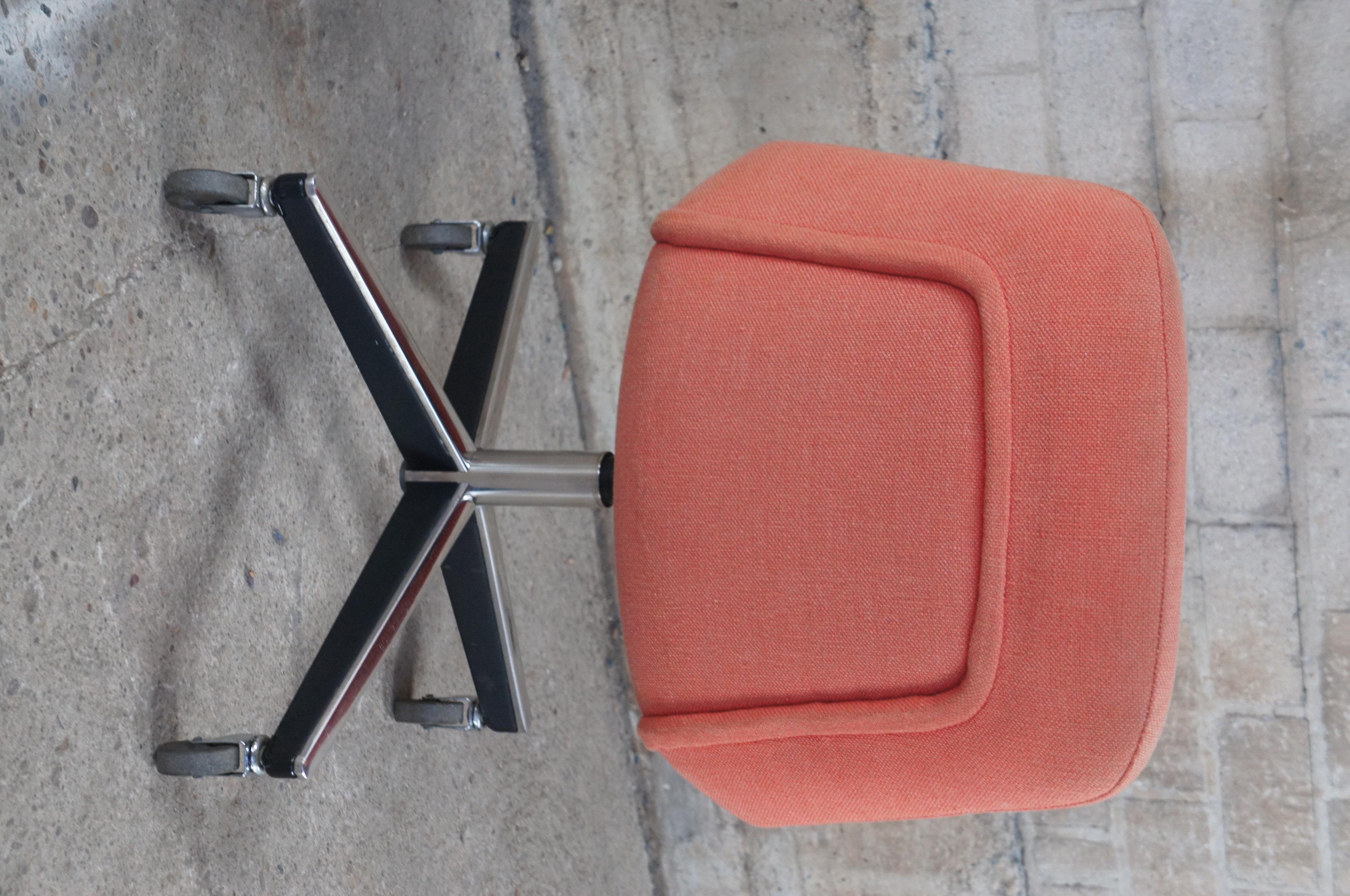 20ième siècle 8 chaises de bureau pivotantes en tulipe rouge de style mi-siècle moderne Max Pearson pour Knoll en vente