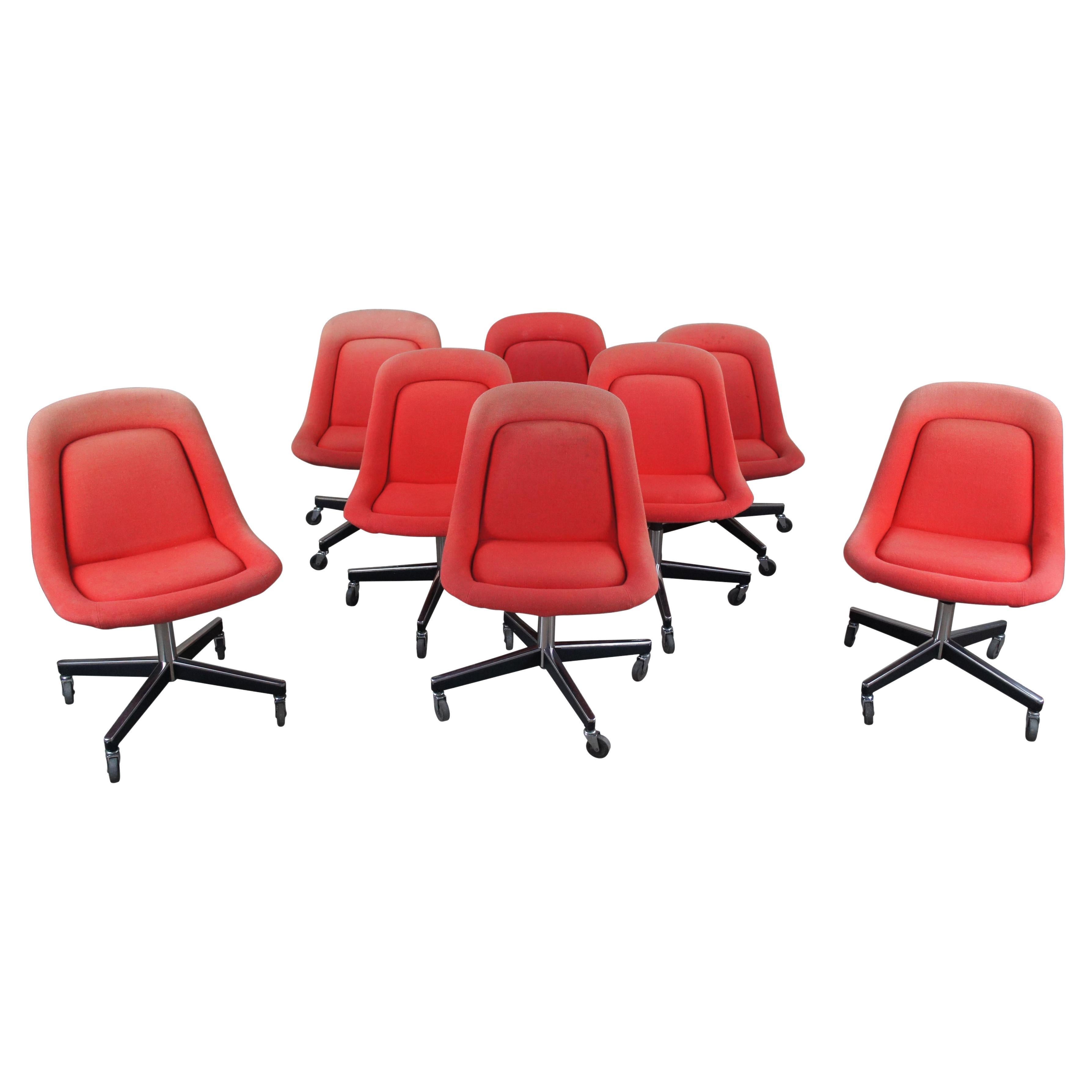 8 chaises de bureau pivotantes en tulipe rouge de style mi-siècle moderne Max Pearson pour Knoll