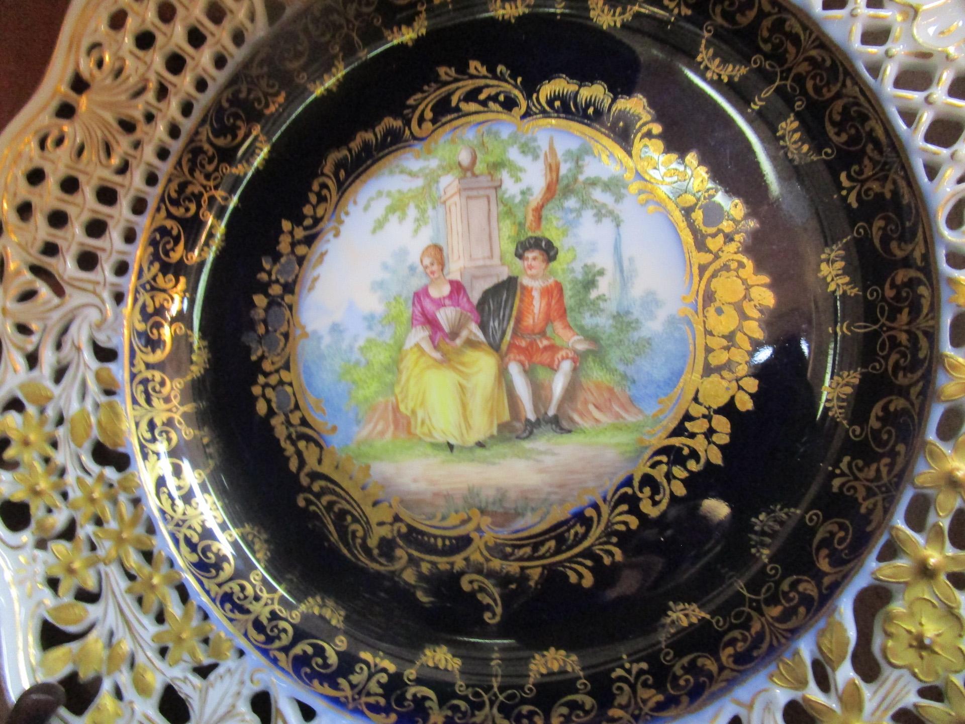 8 assiettes en porcelaine réticulée cobalt de Meissen, Allemagne, 19e siècle, avec scènes de couronnement en vente 3