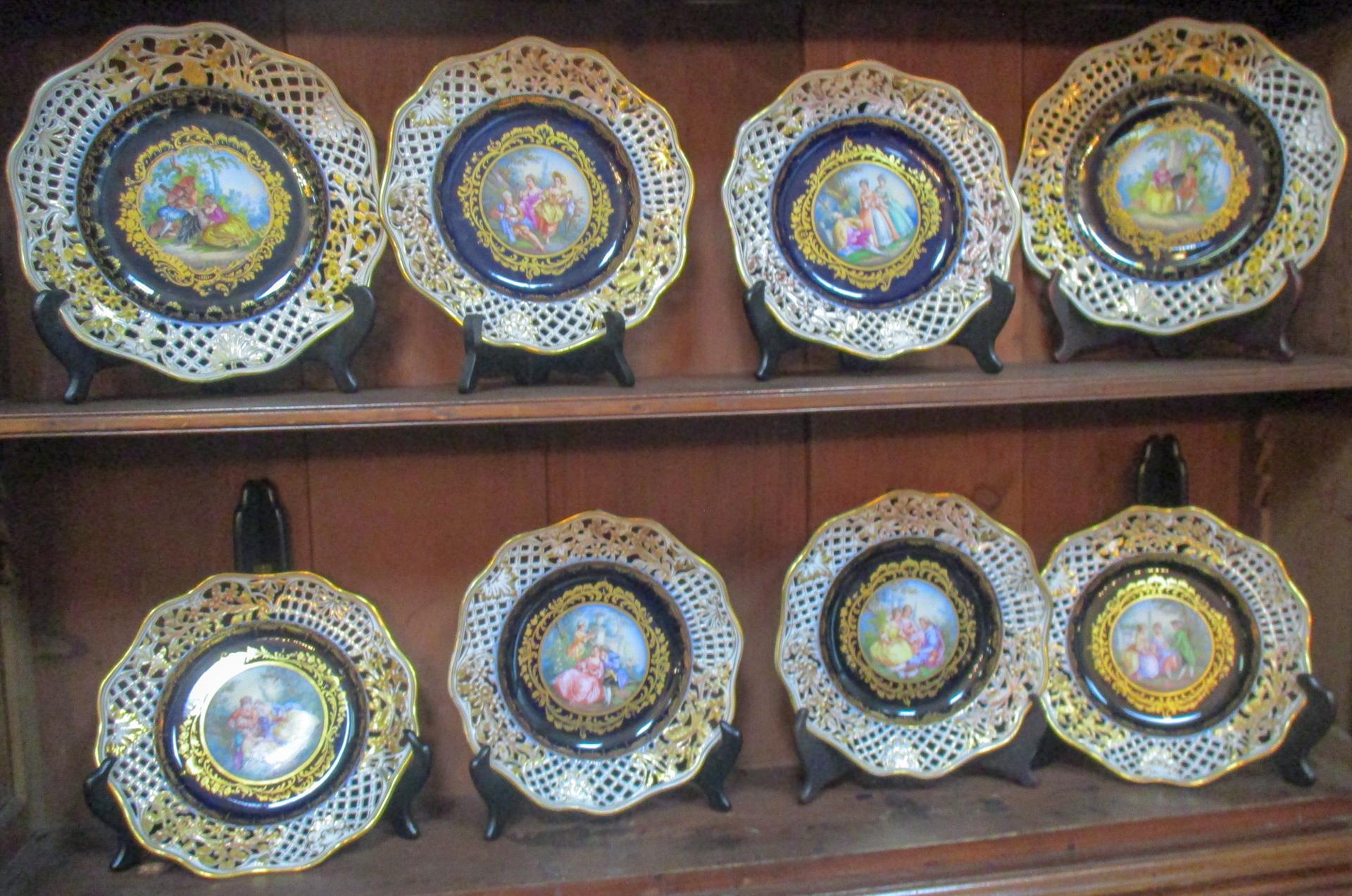8 assiettes en porcelaine réticulée cobalt de Meissen, Allemagne, 19e siècle, avec scènes de couronnement en vente 4