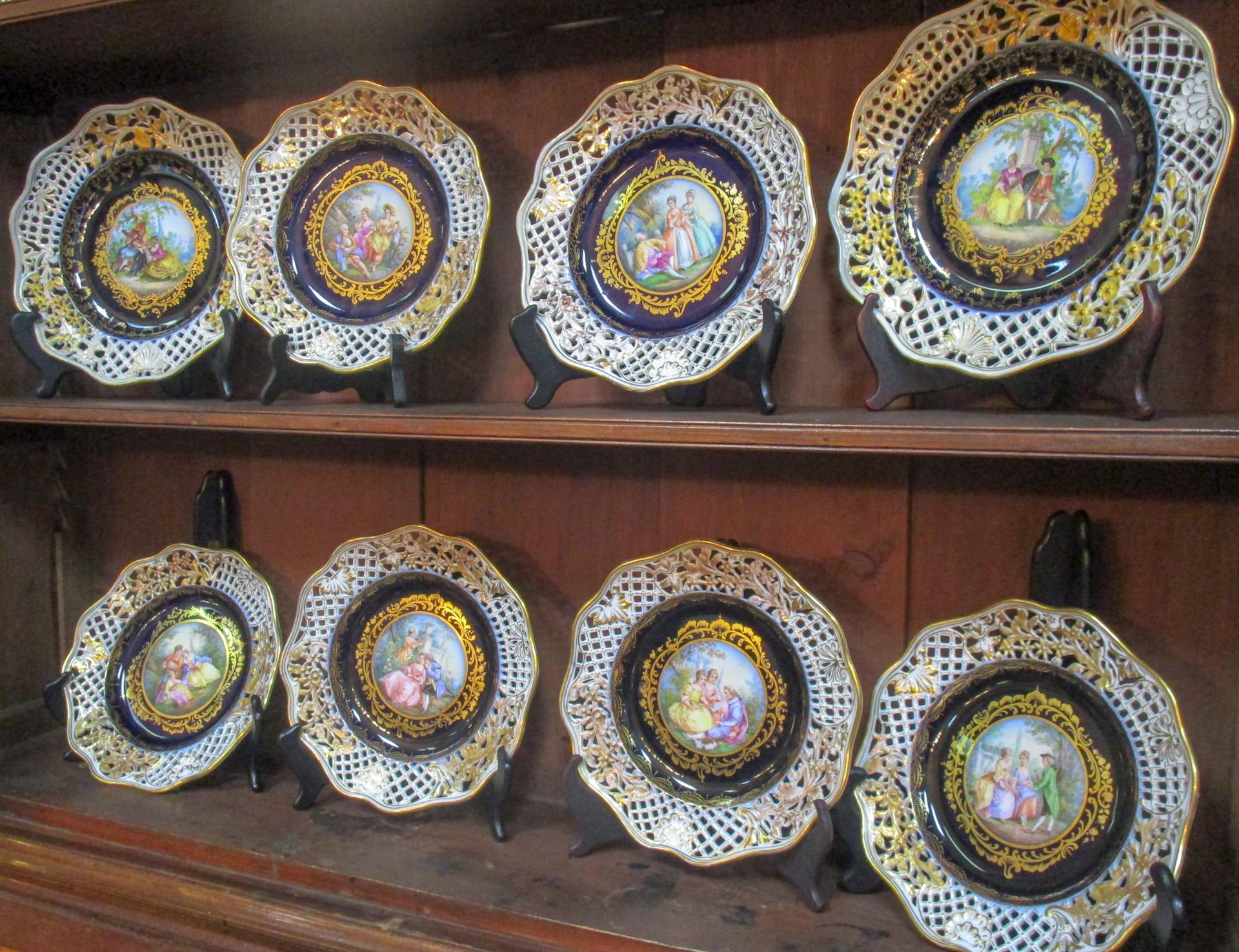 8 assiettes en porcelaine réticulée cobalt de Meissen, Allemagne, 19e siècle, avec scènes de couronnement en vente 5