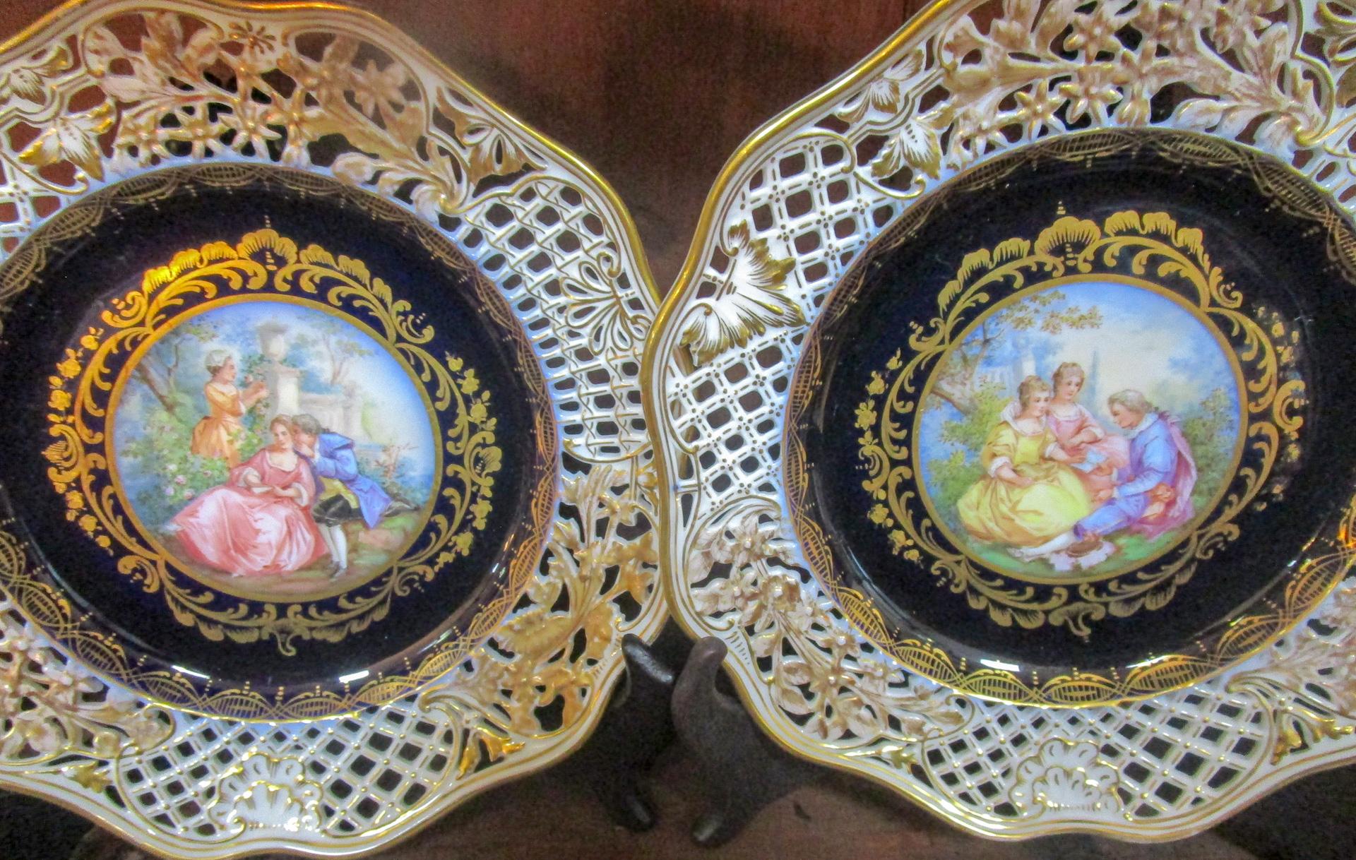Romantique 8 assiettes en porcelaine réticulée cobalt de Meissen, Allemagne, 19e siècle, avec scènes de couronnement en vente