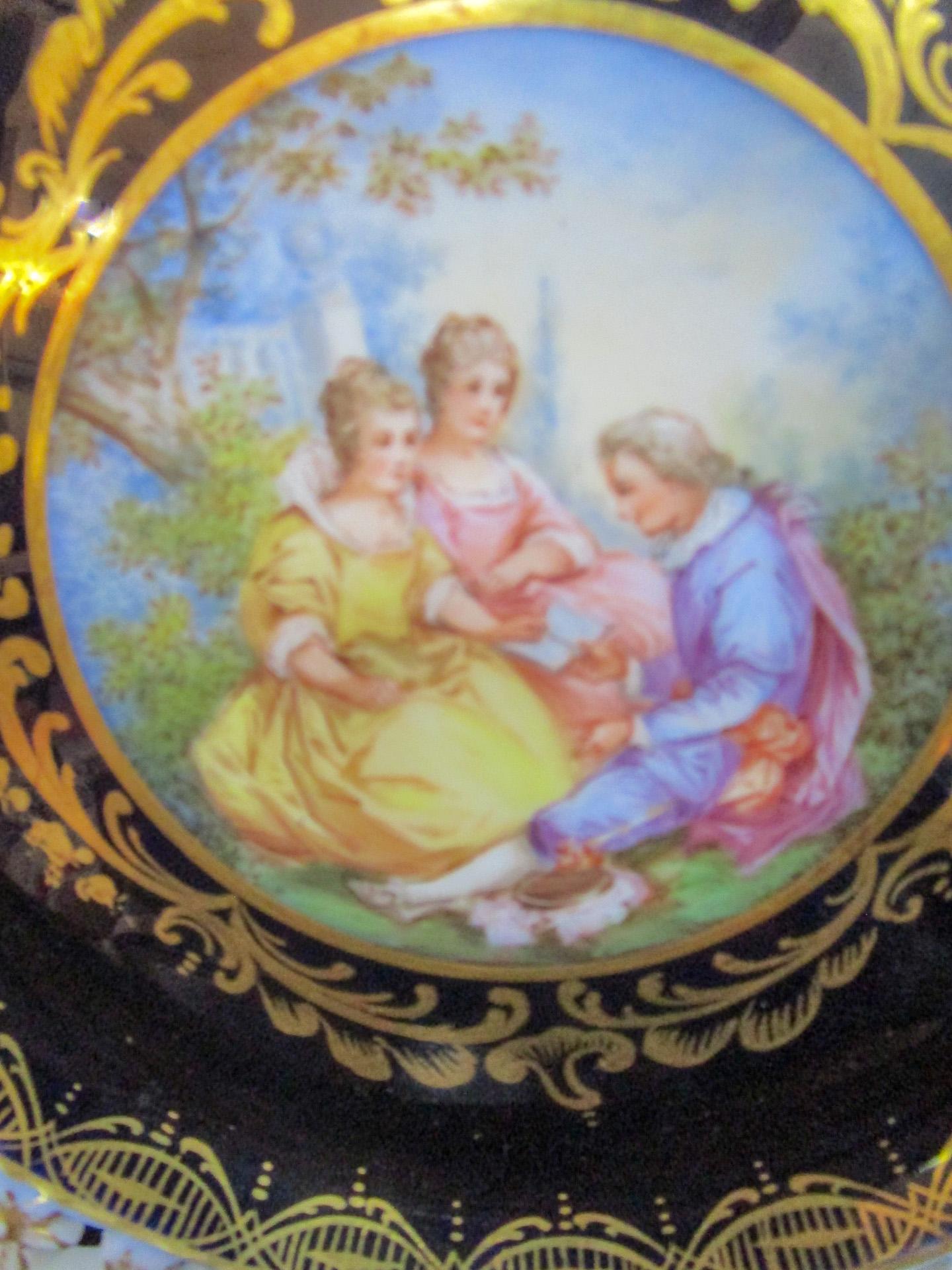 Porcelaine 8 assiettes en porcelaine réticulée cobalt de Meissen, Allemagne, 19e siècle, avec scènes de couronnement en vente
