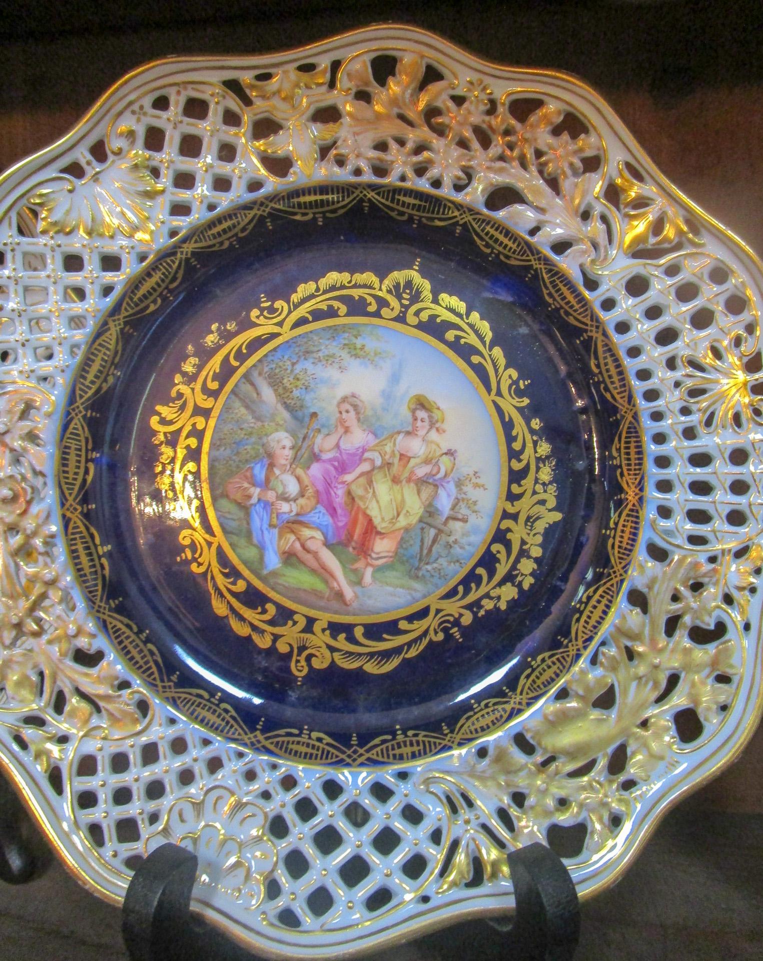 8 assiettes en porcelaine réticulée cobalt de Meissen, Allemagne, 19e siècle, avec scènes de couronnement en vente 1