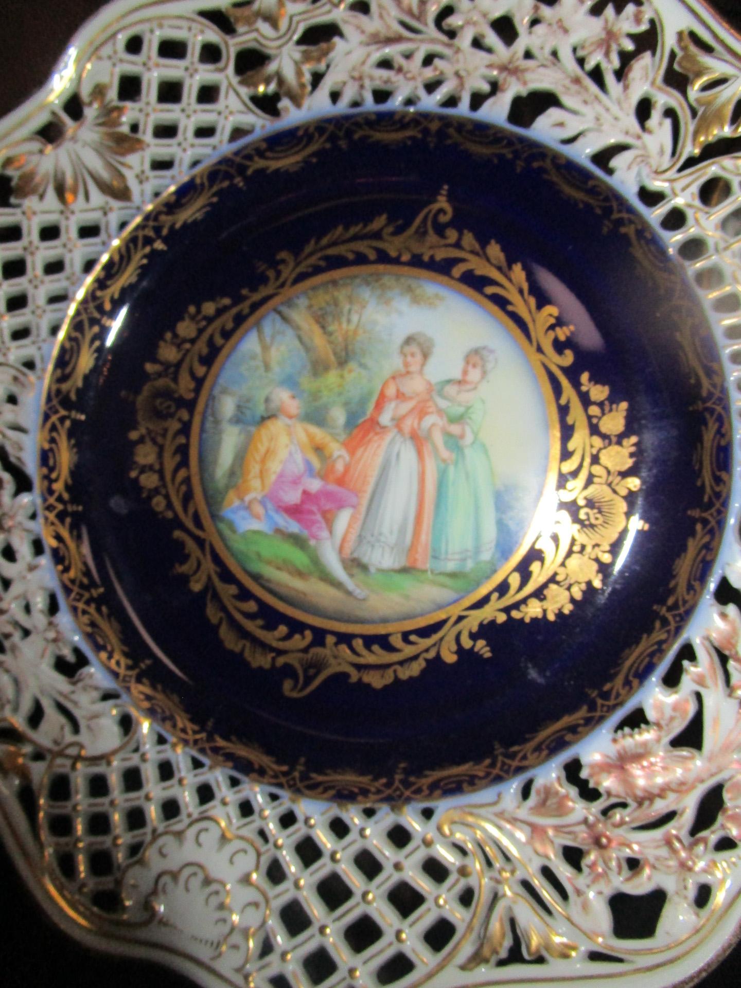 8 Meissen Germany 19thc Cobalt Reticulated Porcelain Plates with Courting Scenes For Sale 3