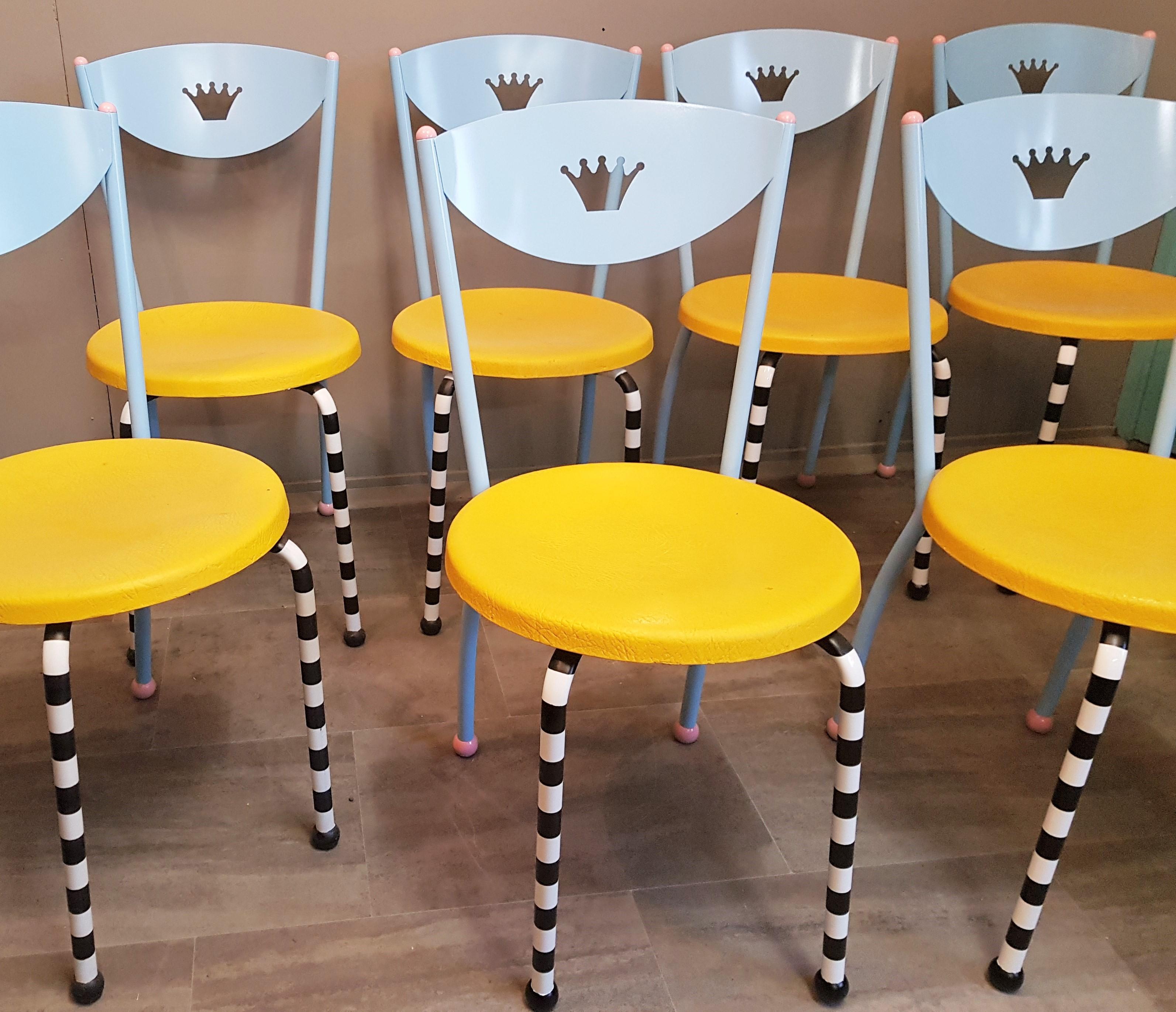 Mid-Century Modern 8 chaises de salle à manger postmodernes Memphis à la manière de Michele De Lucci, Italie, années 1980 en vente