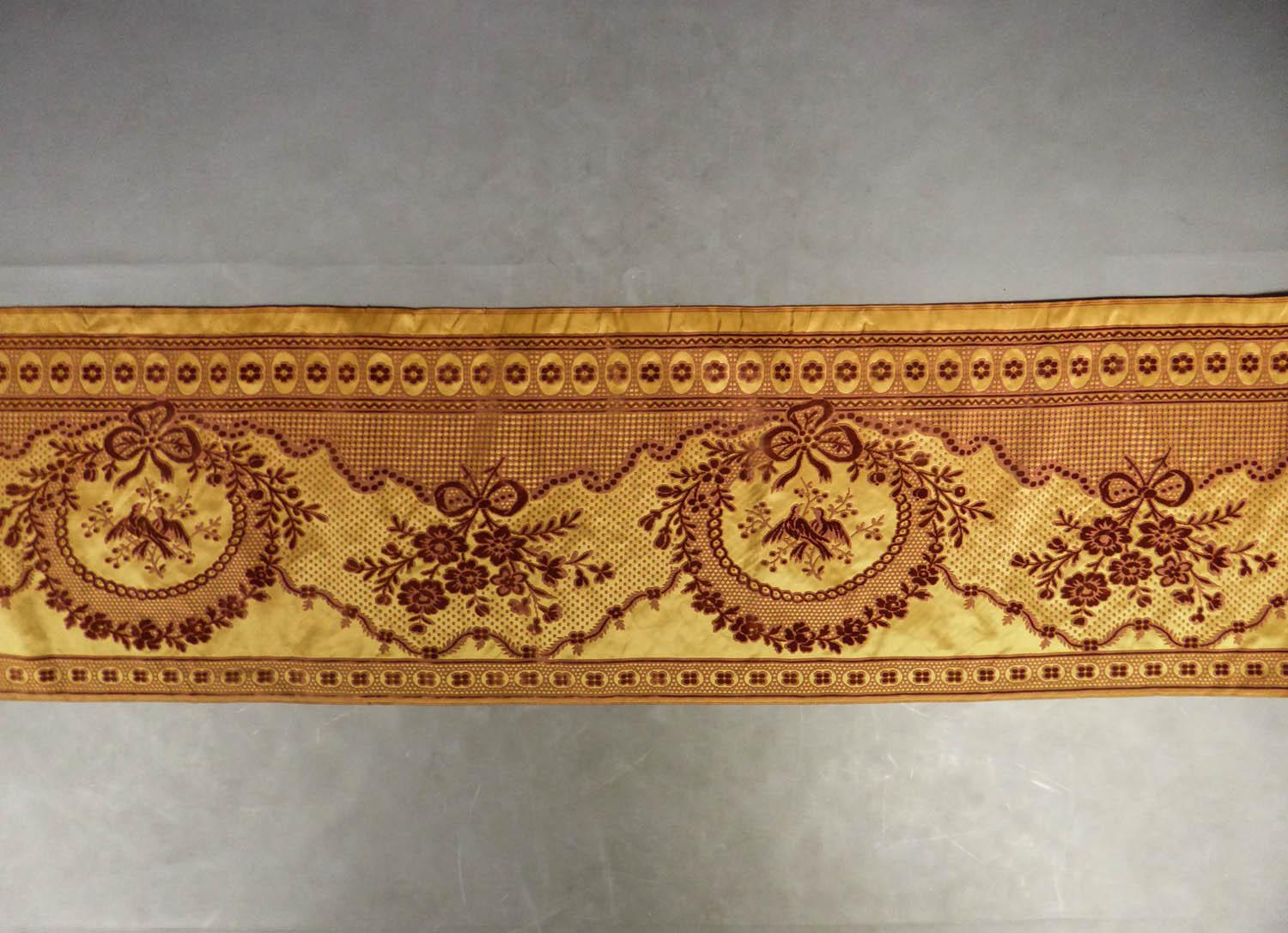 18th-19th century
France

Large border of furniture in Louis XVI style chiseled velvet . Caramel taffeta background, plum-colored curly velvet drawing of a wide ribbon of tied and beaded medallions with ribbons and birds. Panel complete with