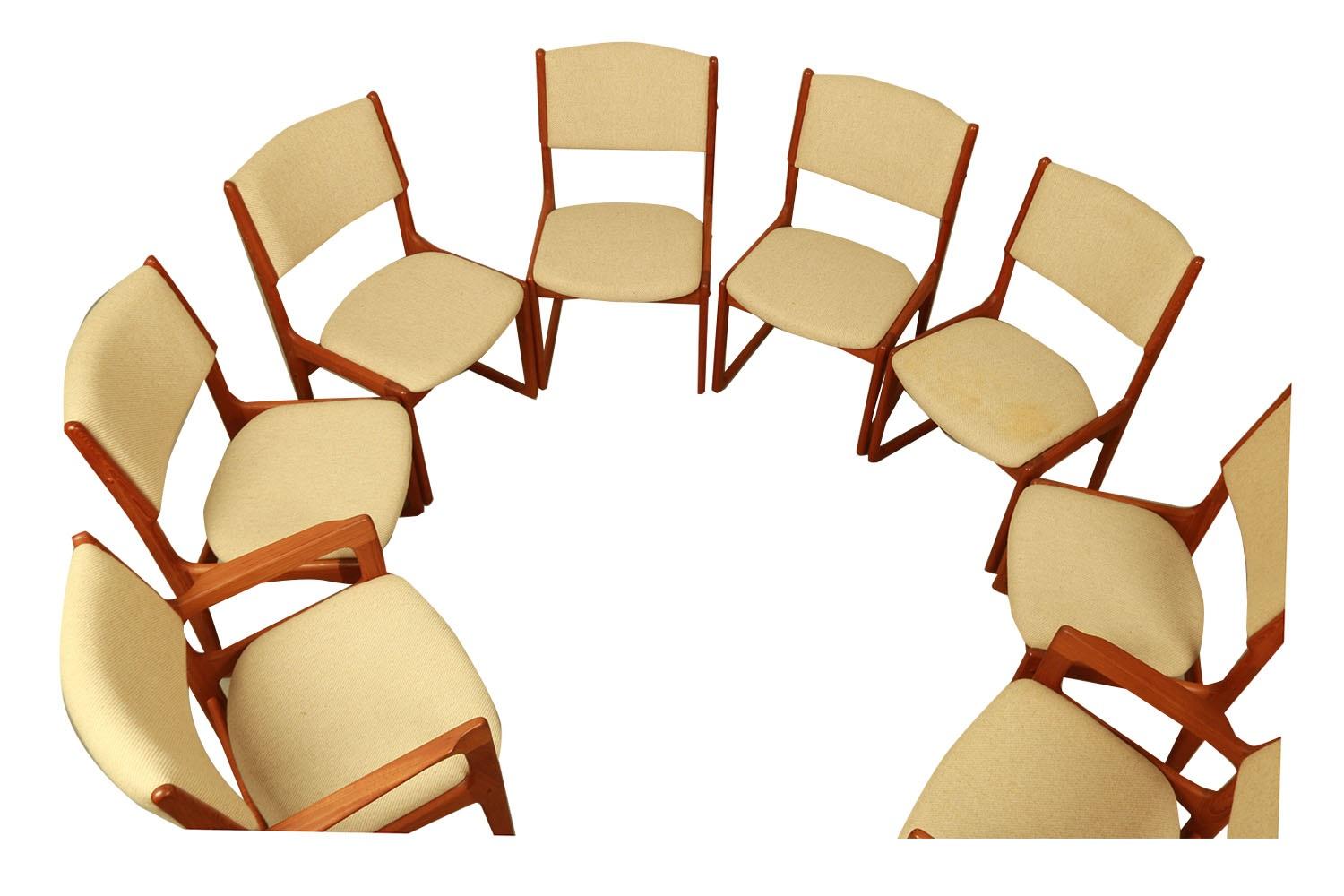 8 chaises en teck sculptées modernes du milieu du siècle dernier Benny Linden en vente 4