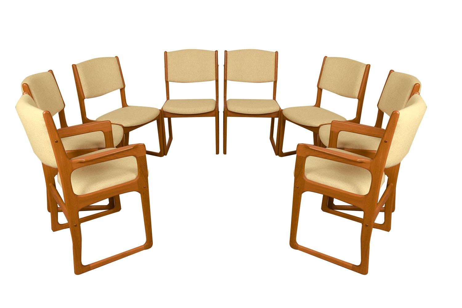 8 chaises en teck sculptées modernes du milieu du siècle dernier Benny Linden en vente 5