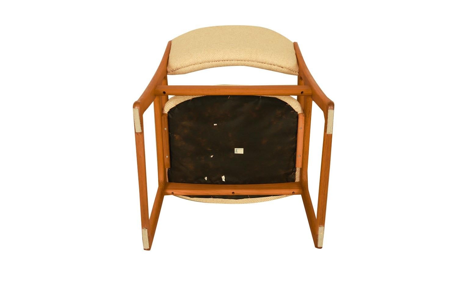 8 chaises en teck sculptées modernes du milieu du siècle dernier Benny Linden en vente 6