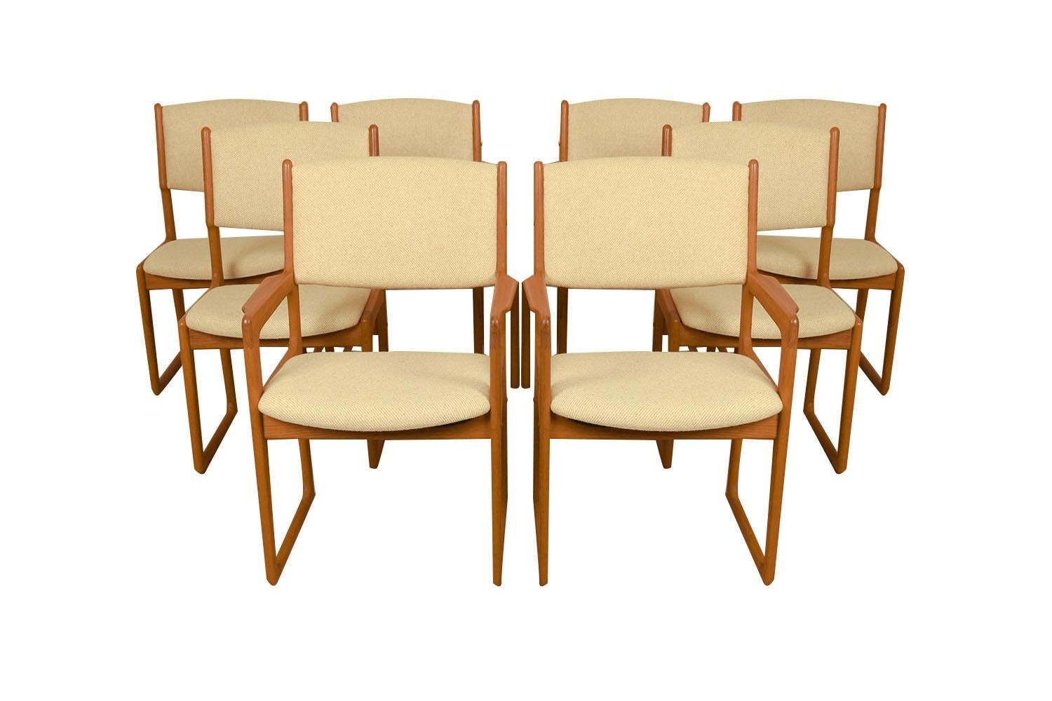 Mid-Century Modern 8 chaises en teck sculptées modernes du milieu du siècle dernier Benny Linden en vente