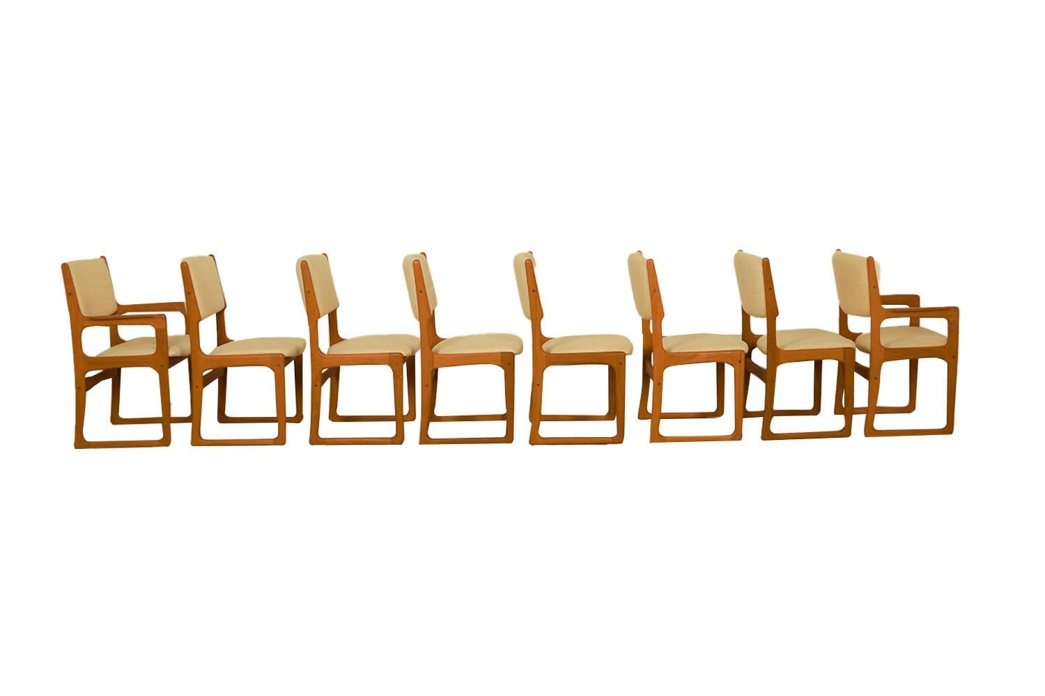Inconnu 8 chaises en teck sculptées modernes du milieu du siècle dernier Benny Linden en vente