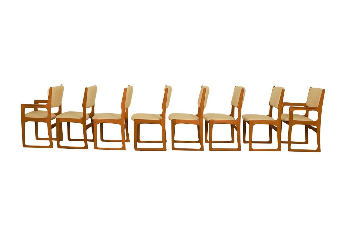 Fin du 20e siècle 8 chaises en teck sculptées modernes du milieu du siècle dernier Benny Linden en vente
