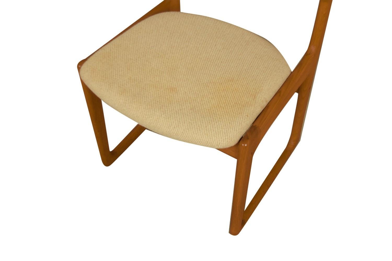 Tissu 8 chaises en teck sculptées modernes du milieu du siècle dernier Benny Linden en vente