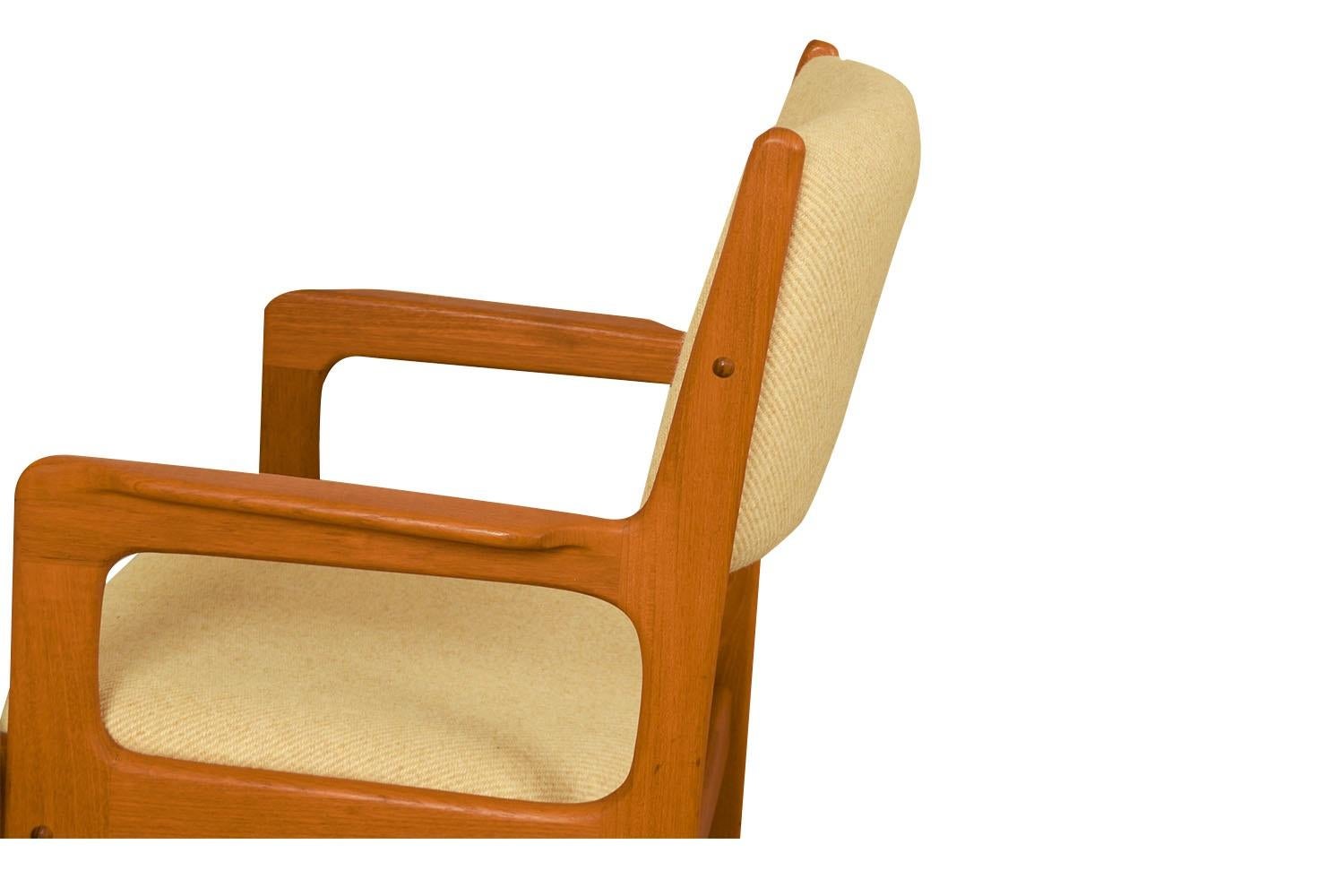 8 chaises en teck sculptées modernes du milieu du siècle dernier Benny Linden en vente 2
